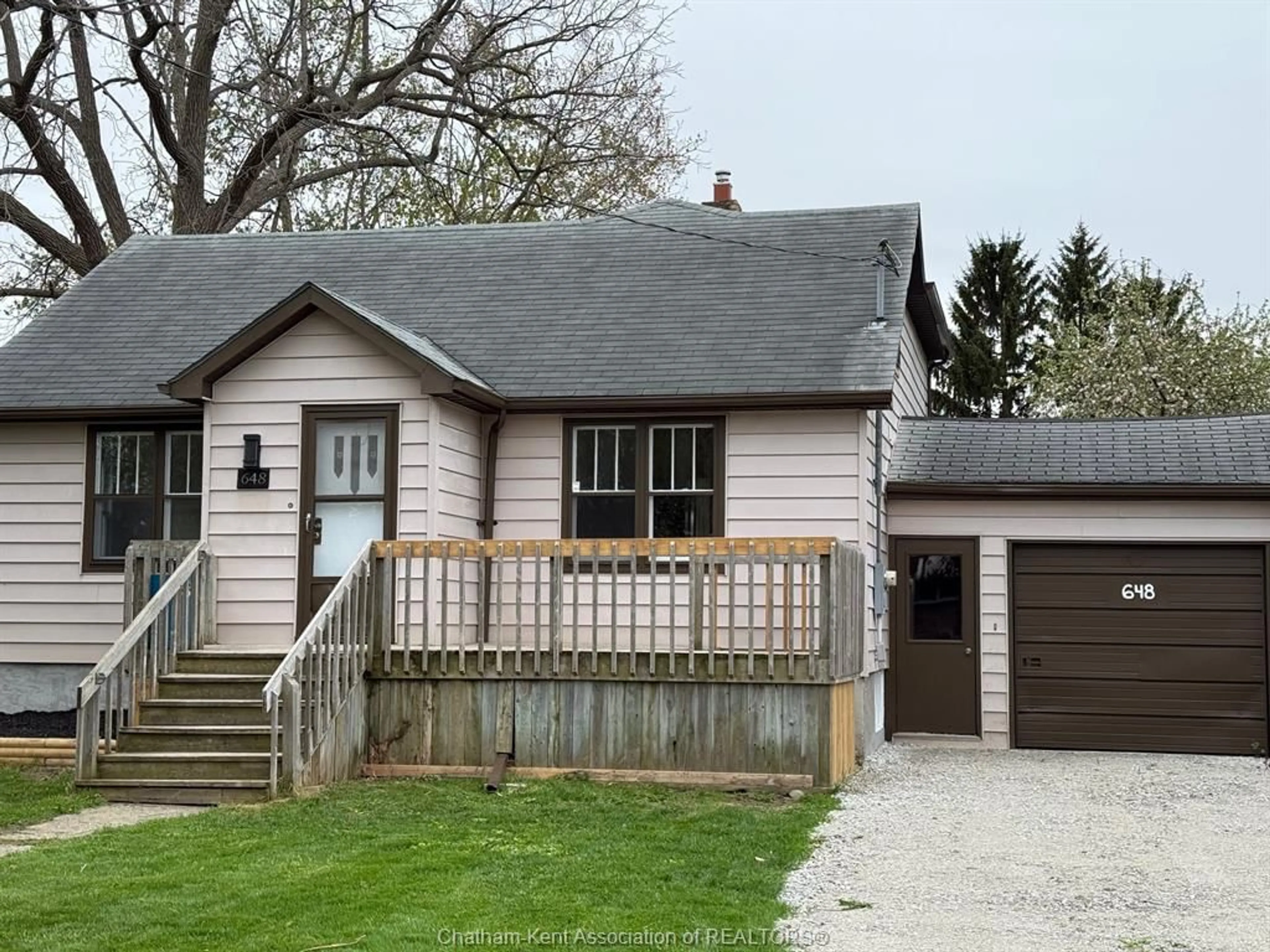 Home with vinyl exterior material, street for 648 Wallace St, Wallaceburg Ontario N8A 1K5