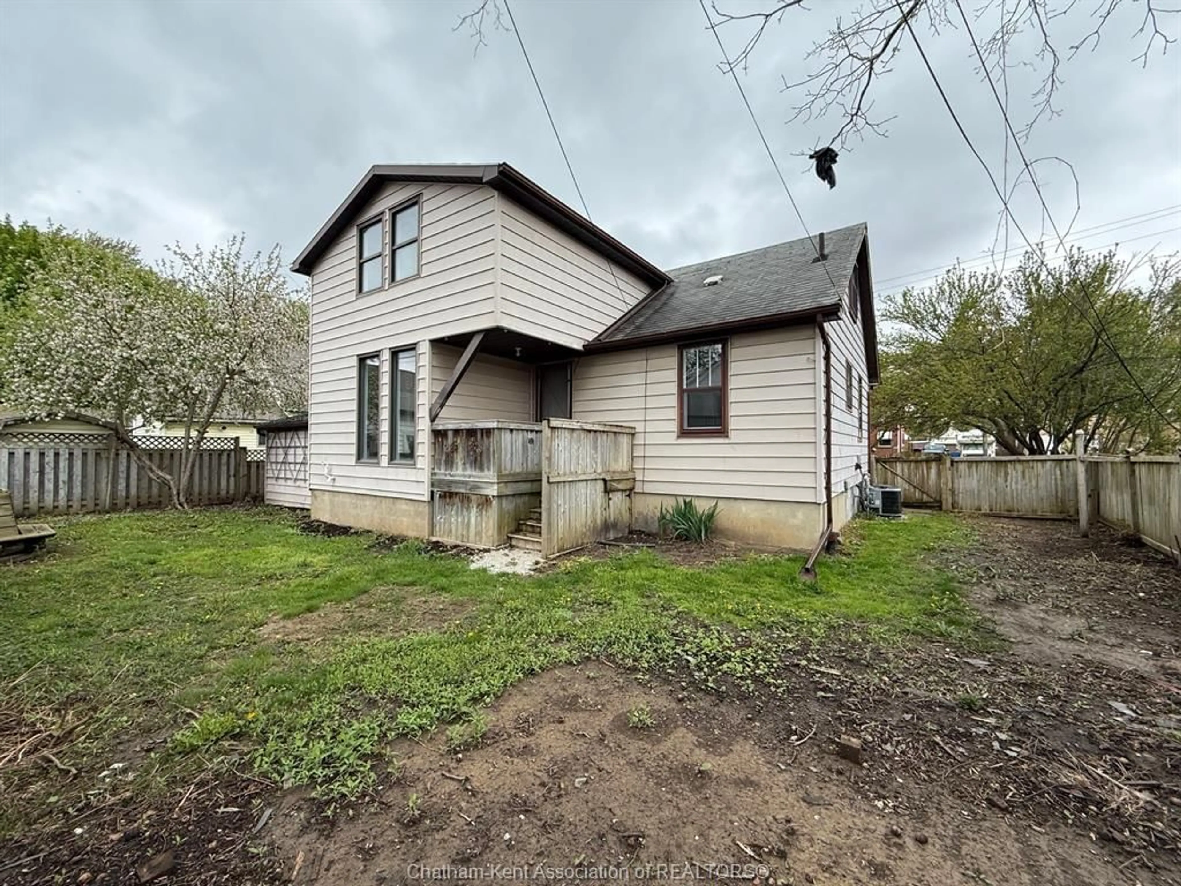 A pic from outside/outdoor area/front of a property/back of a property/a pic from drone, building for 648 Wallace St, Wallaceburg Ontario N8A 1K5