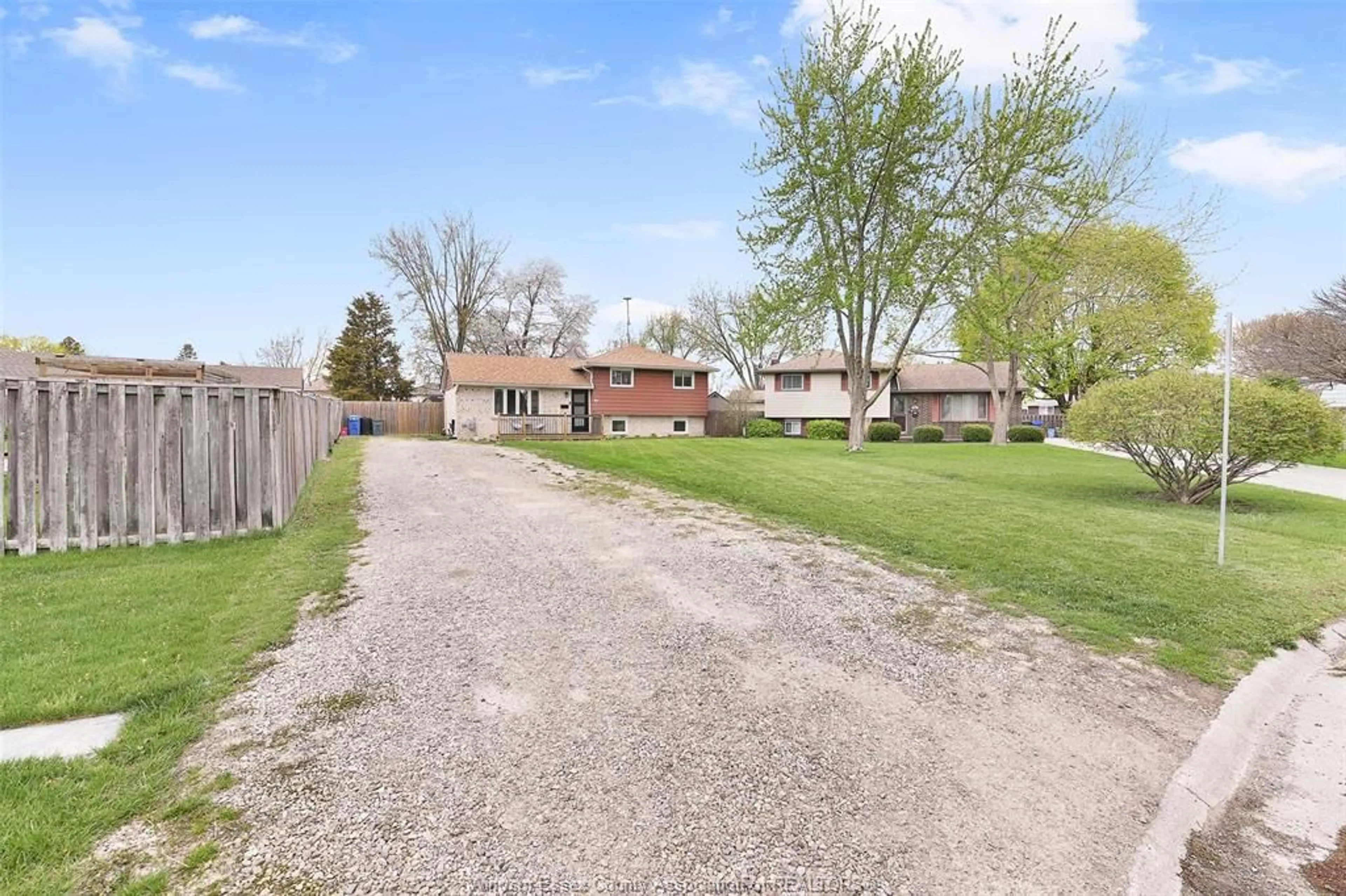 A pic from outside/outdoor area/front of a property/back of a property/a pic from drone, street for 84 ST. JAMES Crt, Amherstburg Ontario N9V 3H3