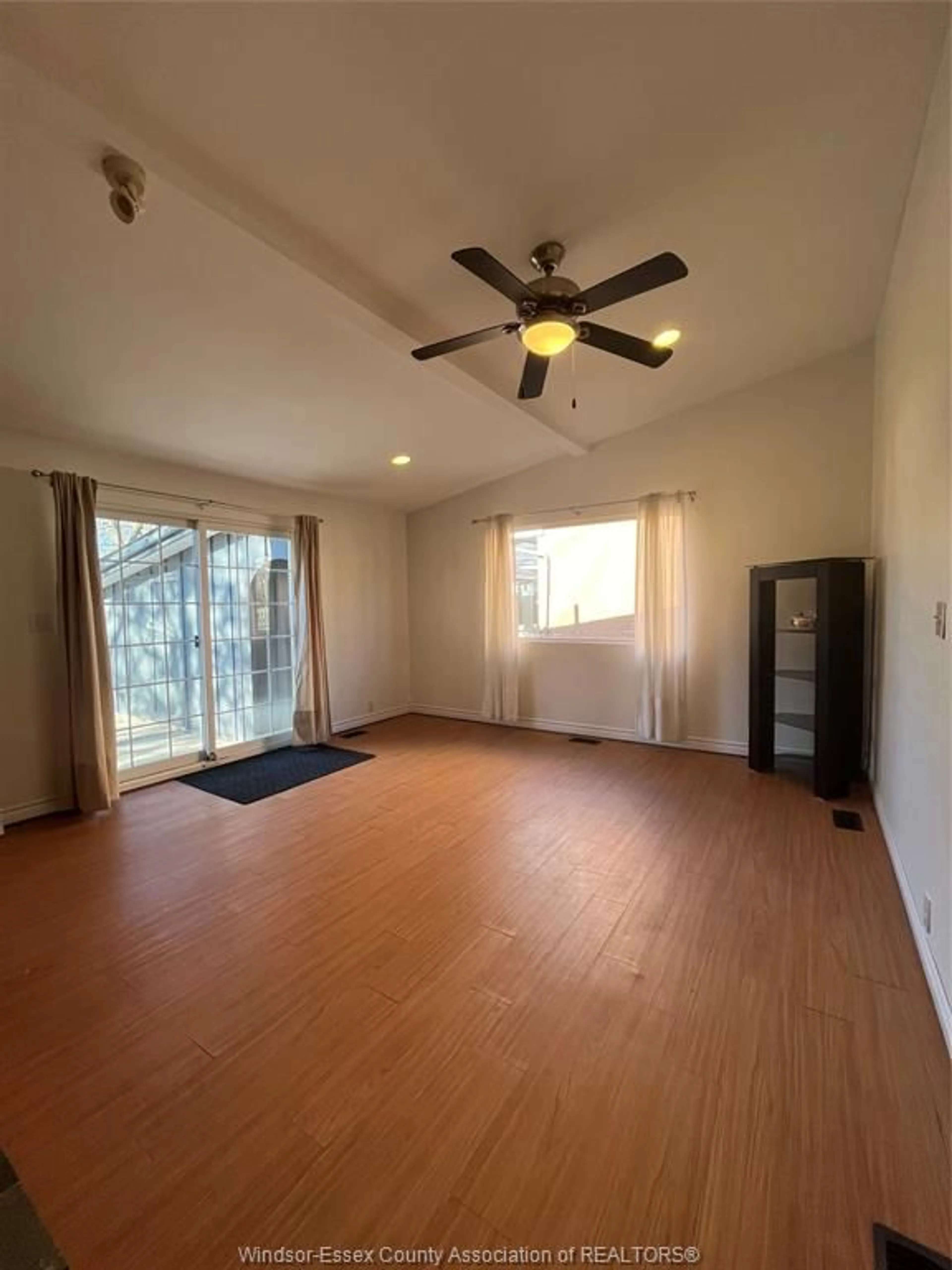 A pic of a room for 515 ROSELAWN Dr, Windsor Ontario N9E 1K1