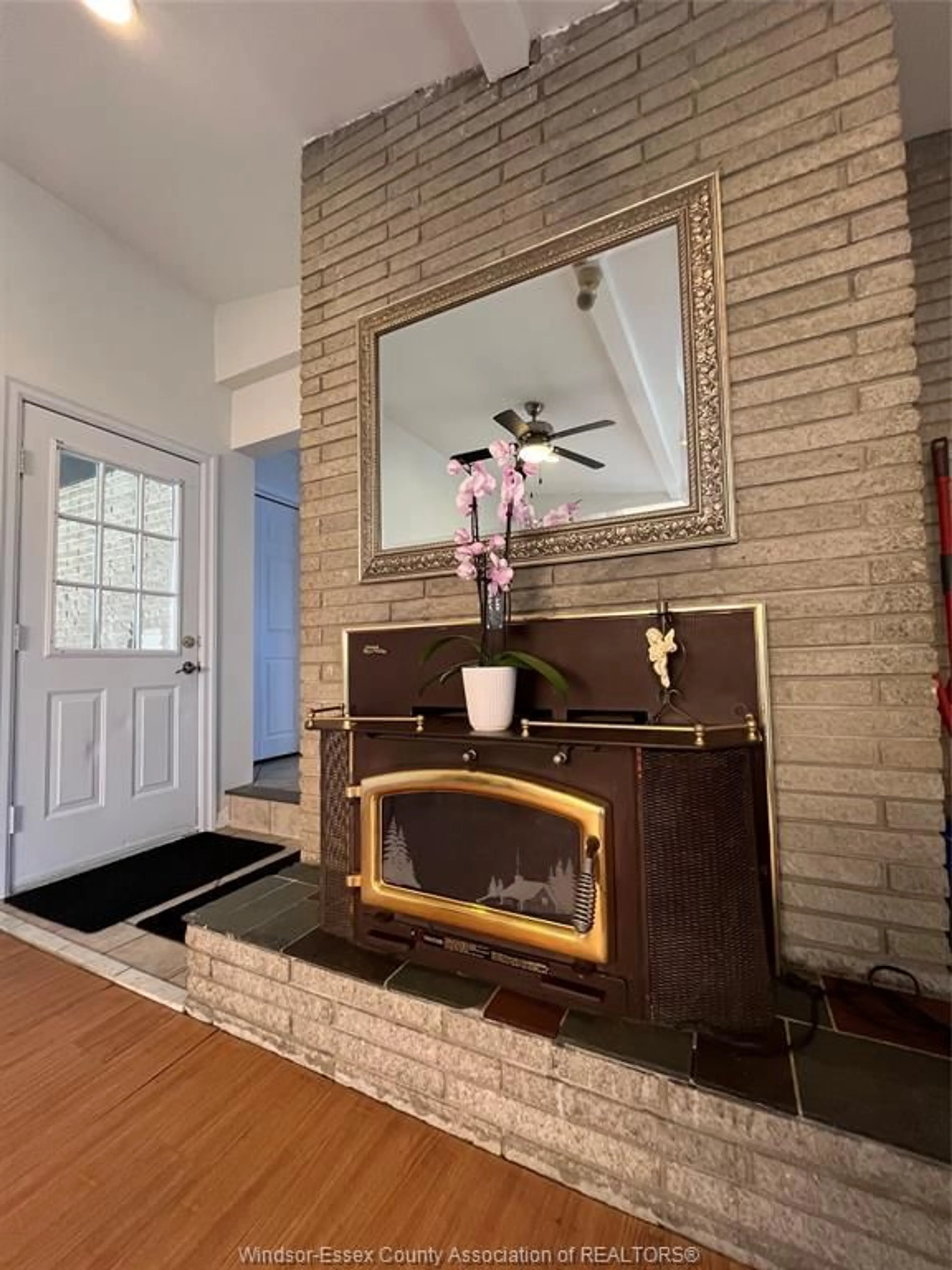 Indoor entryway for 515 ROSELAWN Dr, Windsor Ontario N9E 1K1