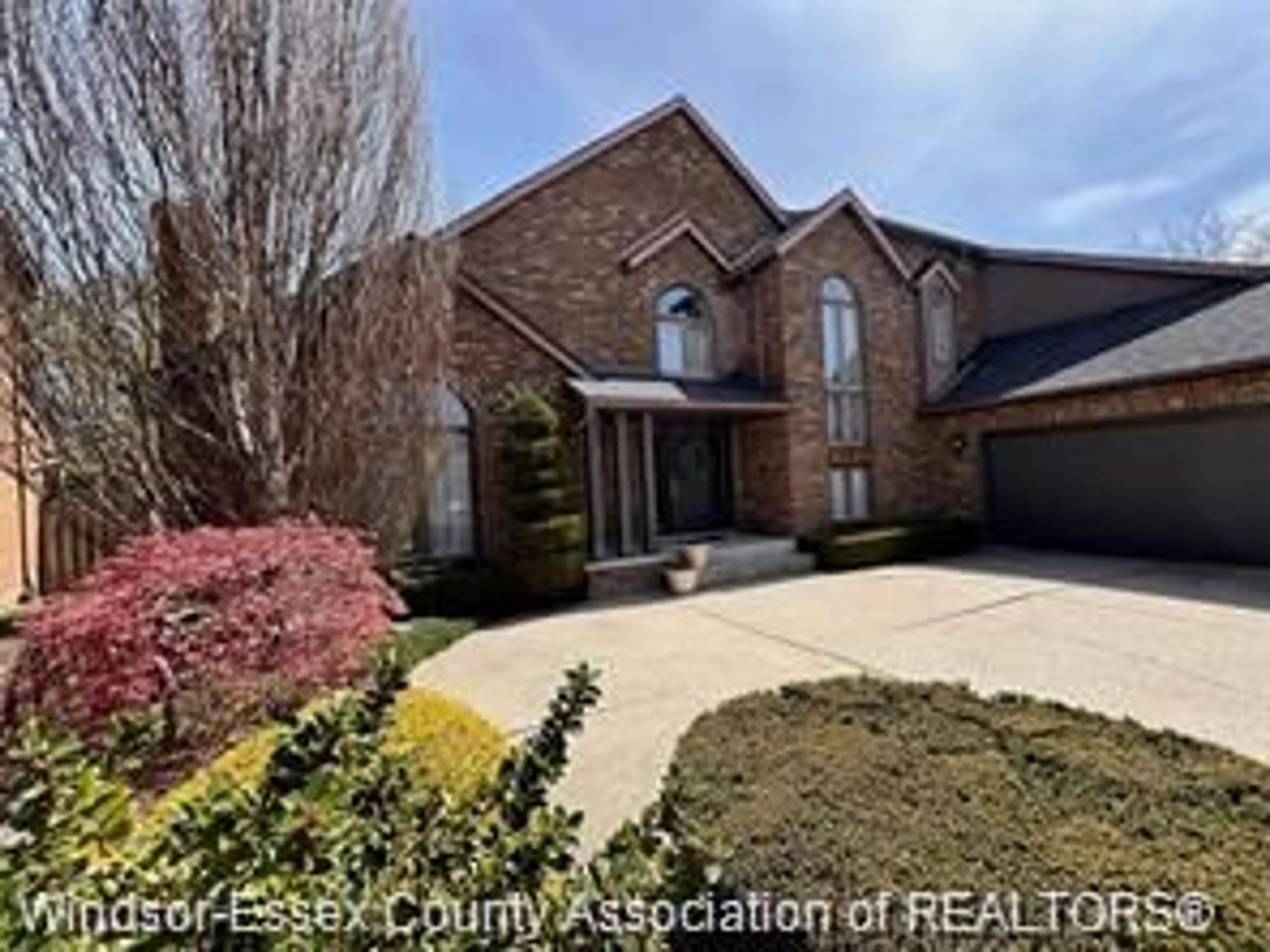 A pic from outside/outdoor area/front of a property/back of a property/a pic from drone, street for 3940 VILLA BORGHESE Dr, Windsor Ontario N9E 2K4