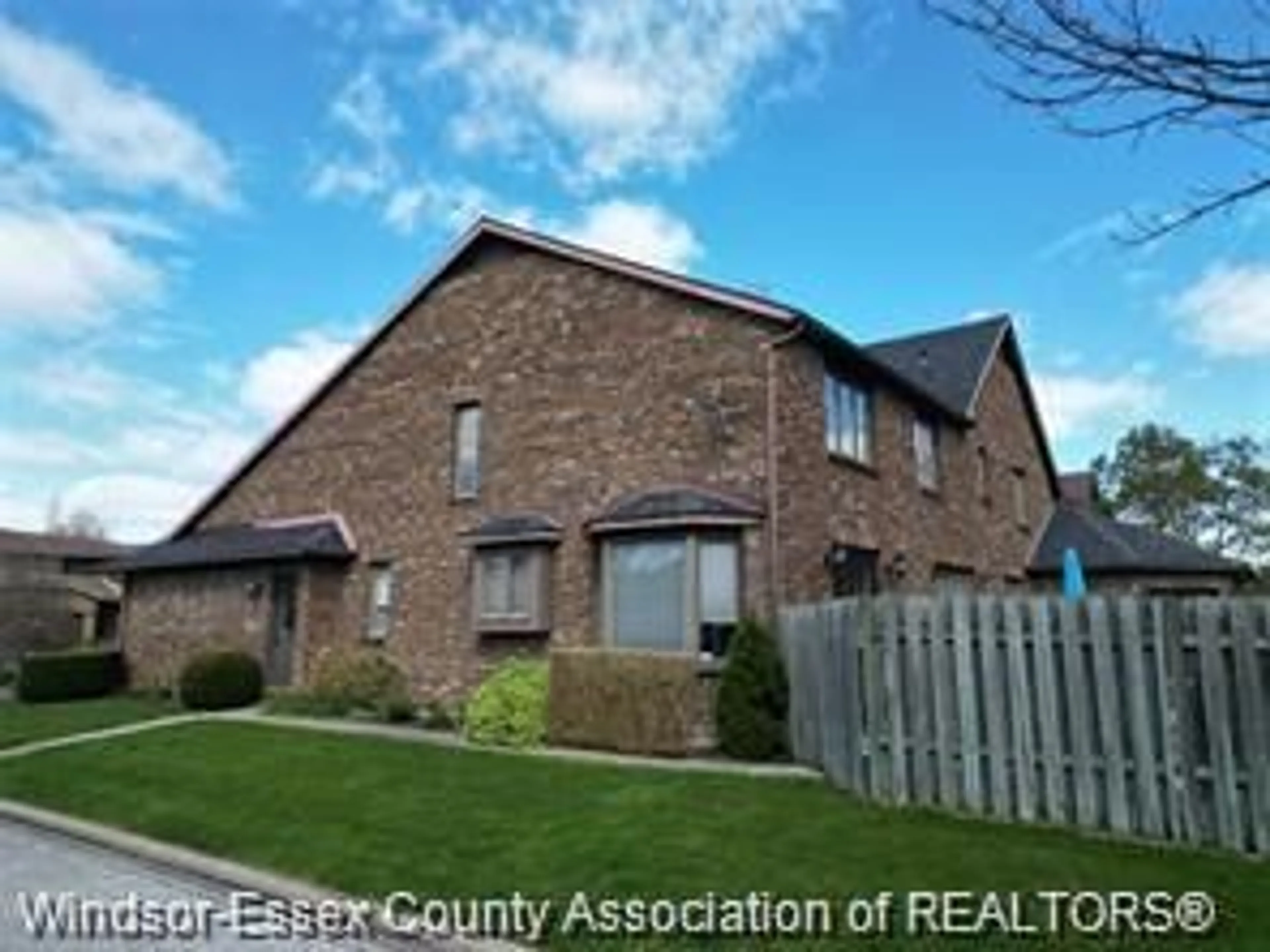 A pic from outside/outdoor area/front of a property/back of a property/a pic from drone, street for 3940 VILLA BORGHESE Dr, Windsor Ontario N9E 2K4
