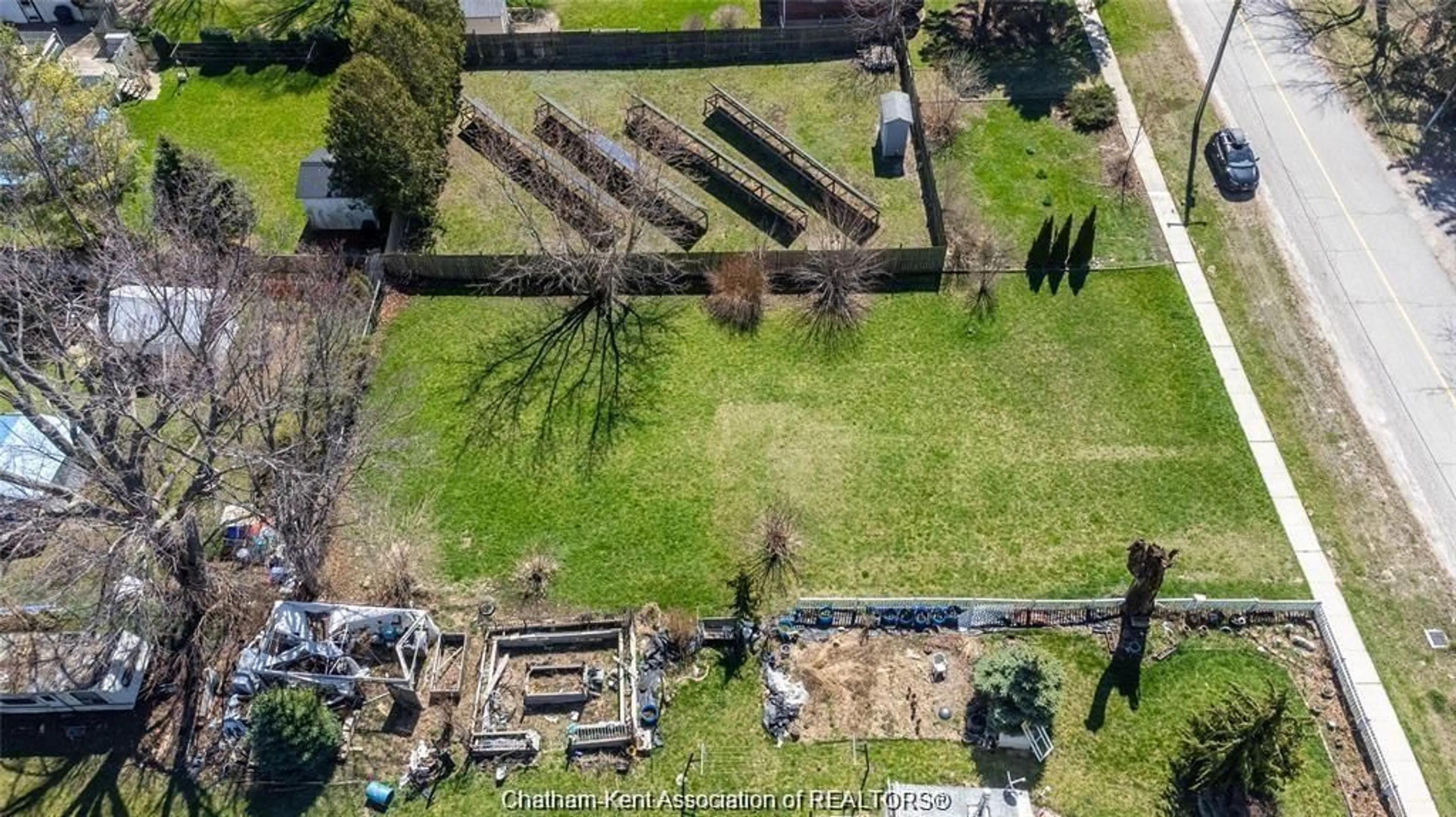 A pic from outside/outdoor area/front of a property/back of a property/a pic from drone, building for 207 King St, Highgate Ontario N0P 1T0