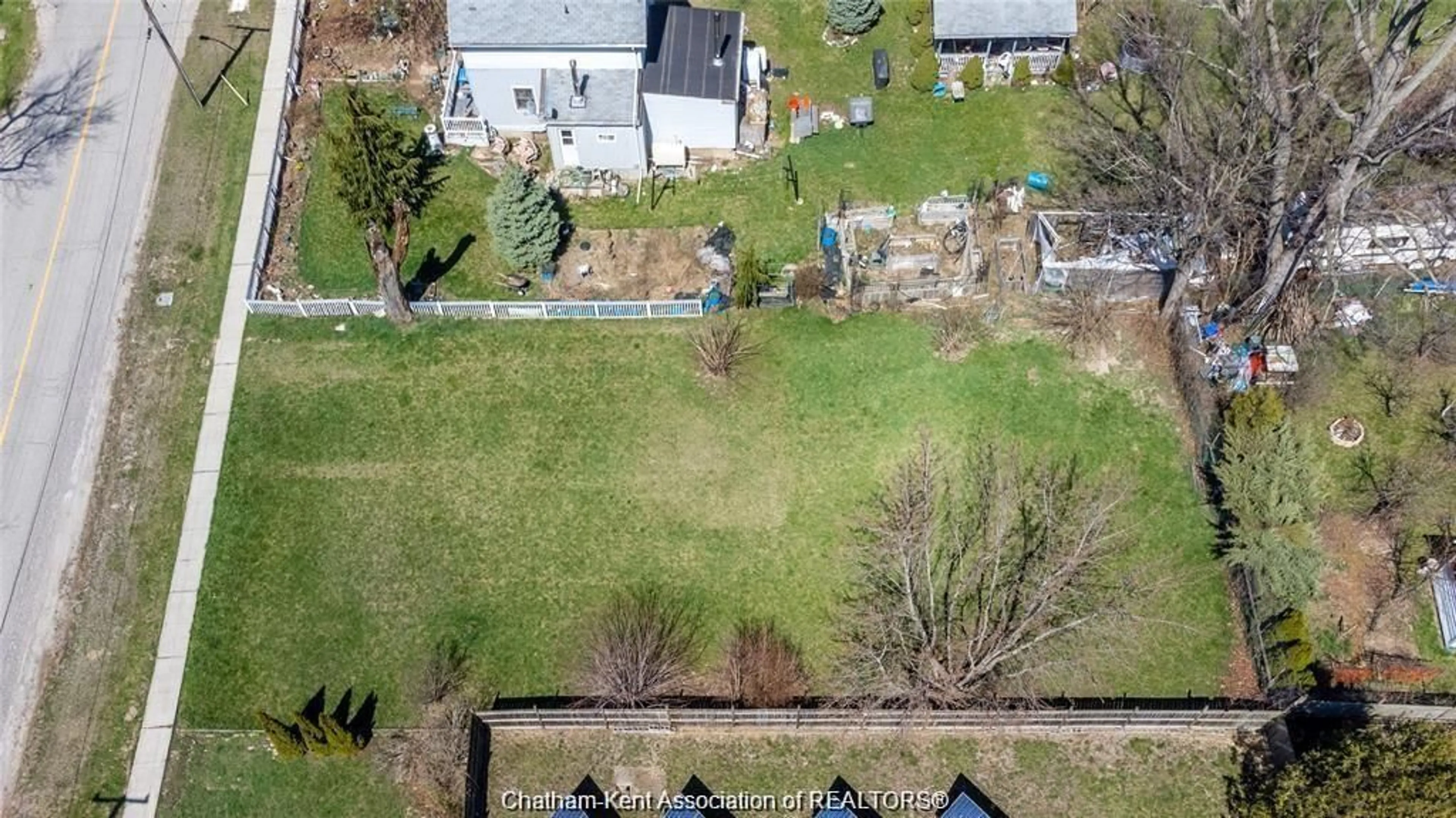 A pic from outside/outdoor area/front of a property/back of a property/a pic from drone, street for 207 King St, Highgate Ontario N0P 1T0