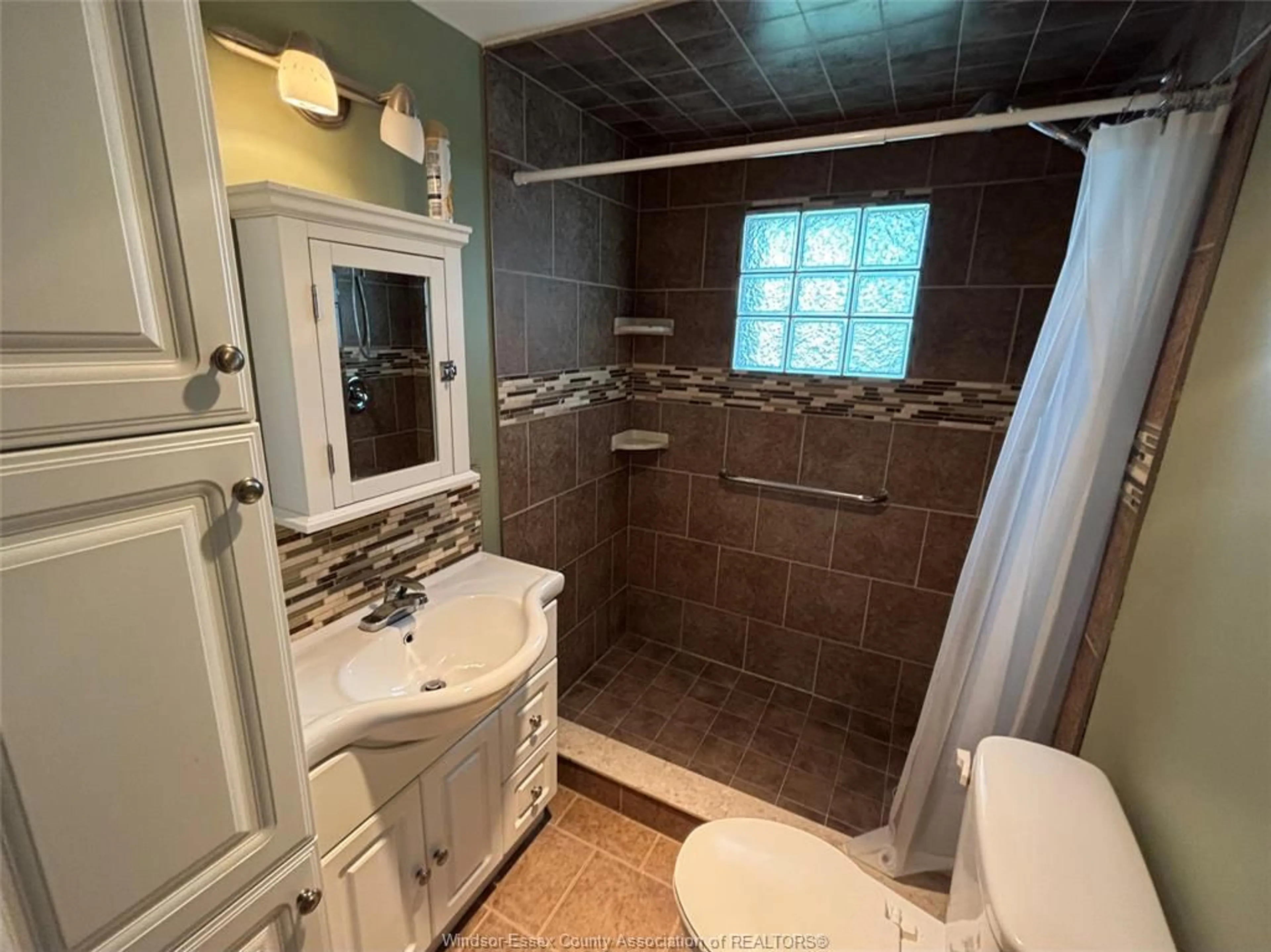 Standard bathroom, ceramic/tile floor for 198 LAIRD, Essex Ontario N8M 1S5