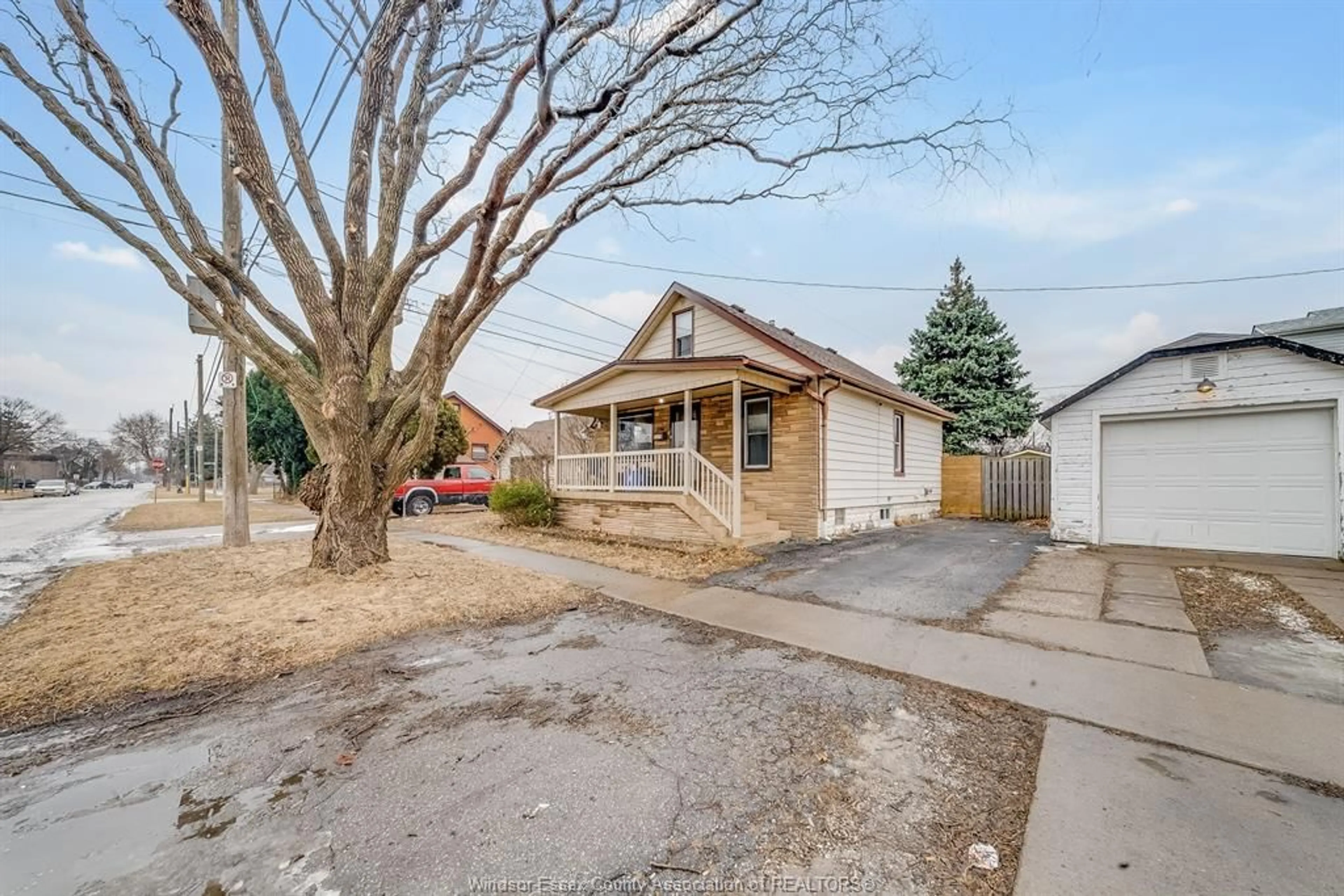 A pic from outside/outdoor area/front of a property/back of a property/a pic from drone, street for 2645 ALICE, Windsor Ontario N8Y 2B5