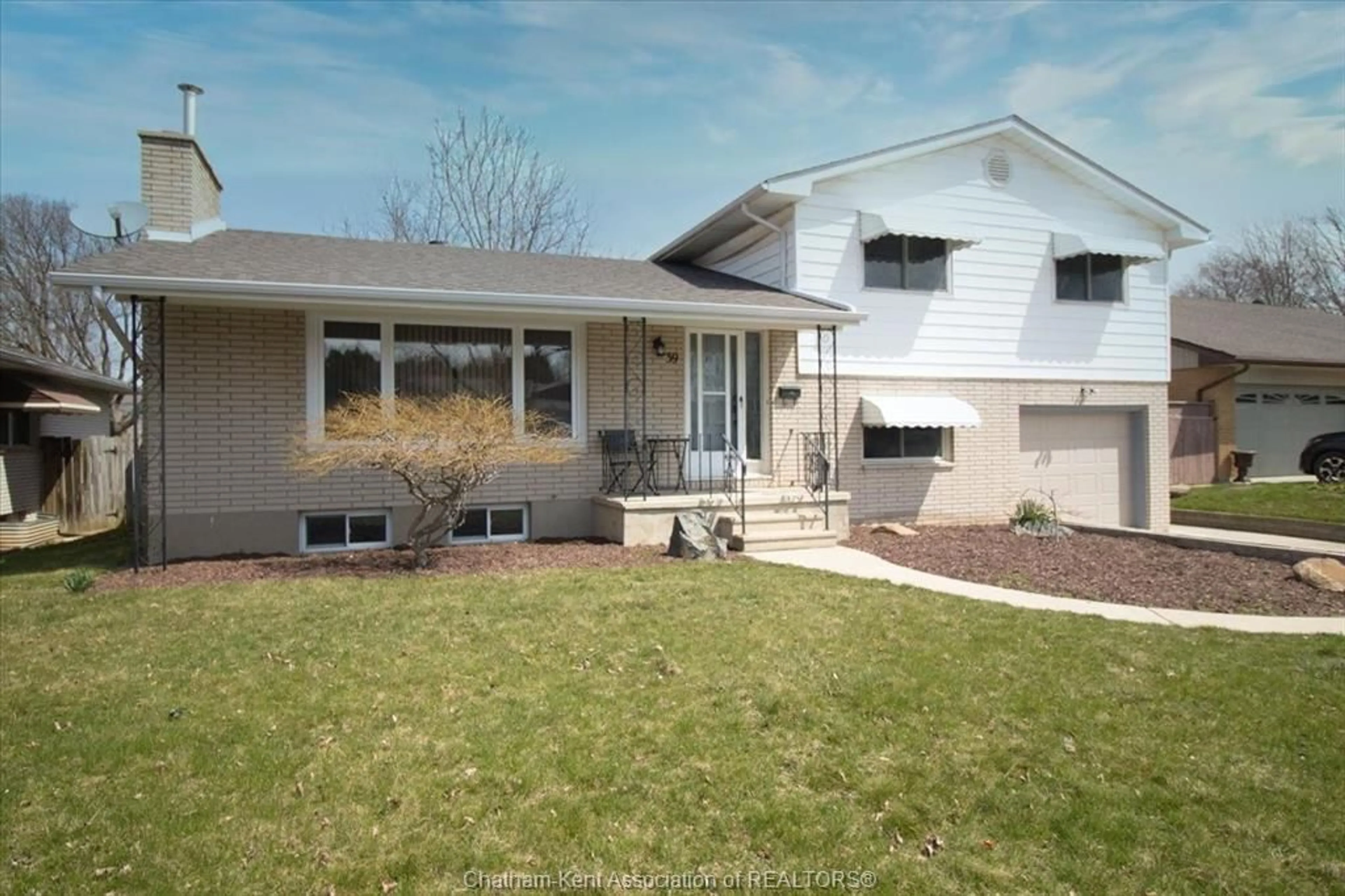 Home with vinyl exterior material, street for 39 Wyandott St, Chatham Ontario N7M 2T5