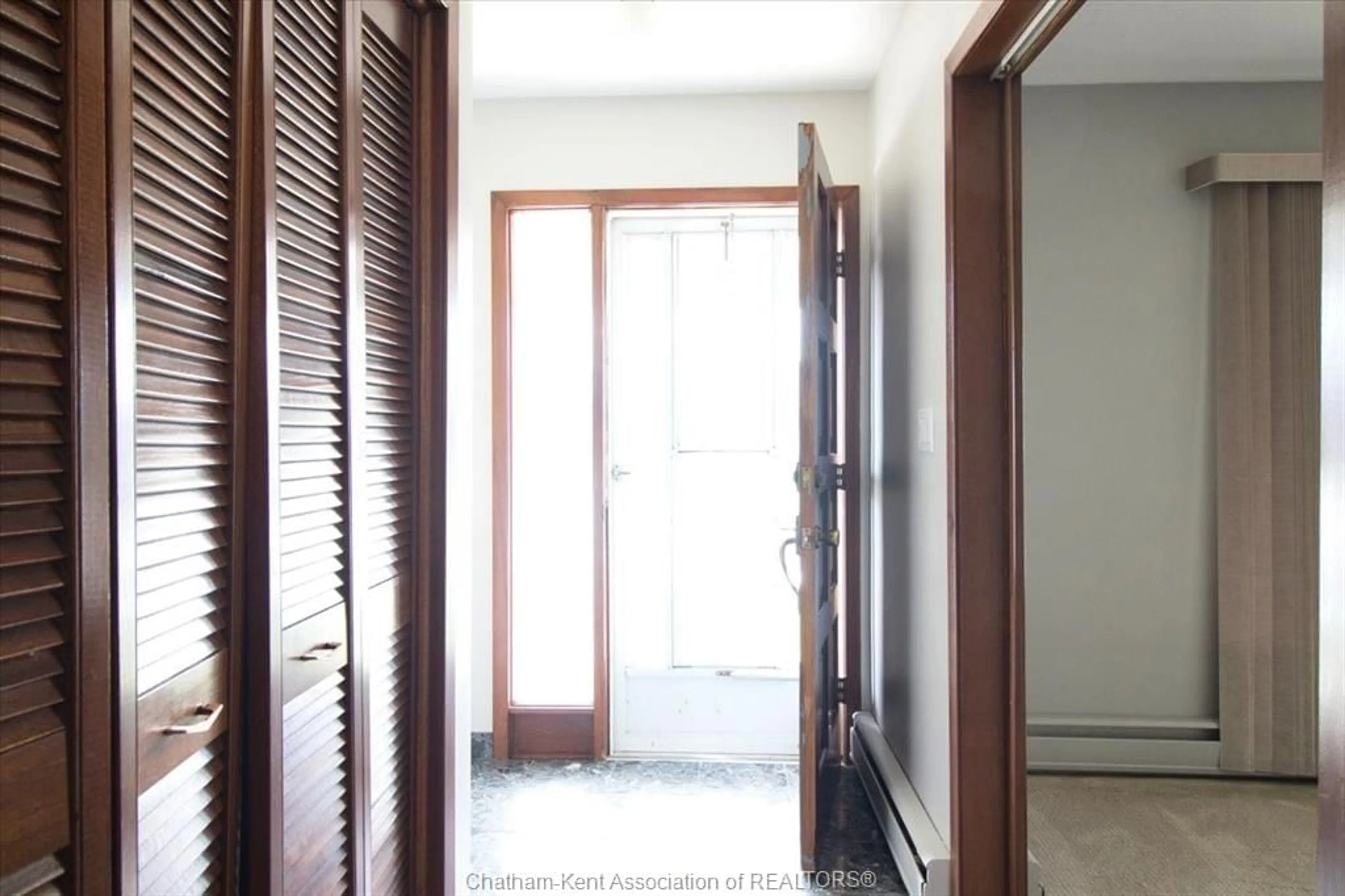 Indoor foyer for 39 Wyandott St, Chatham Ontario N7M 2T5
