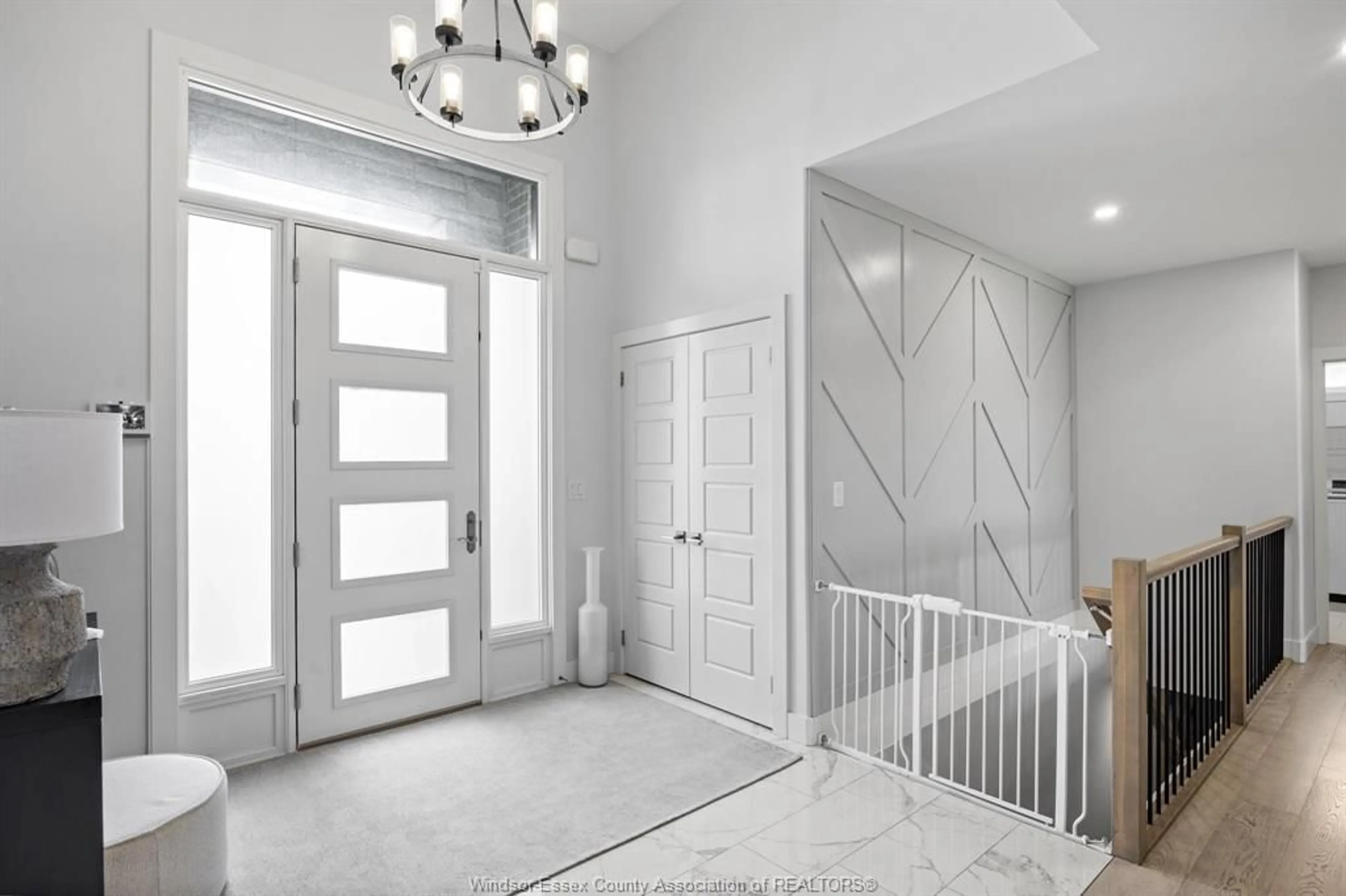 Indoor entryway for 77 OLIVE Dr, Leamington Ontario N8H 0E7