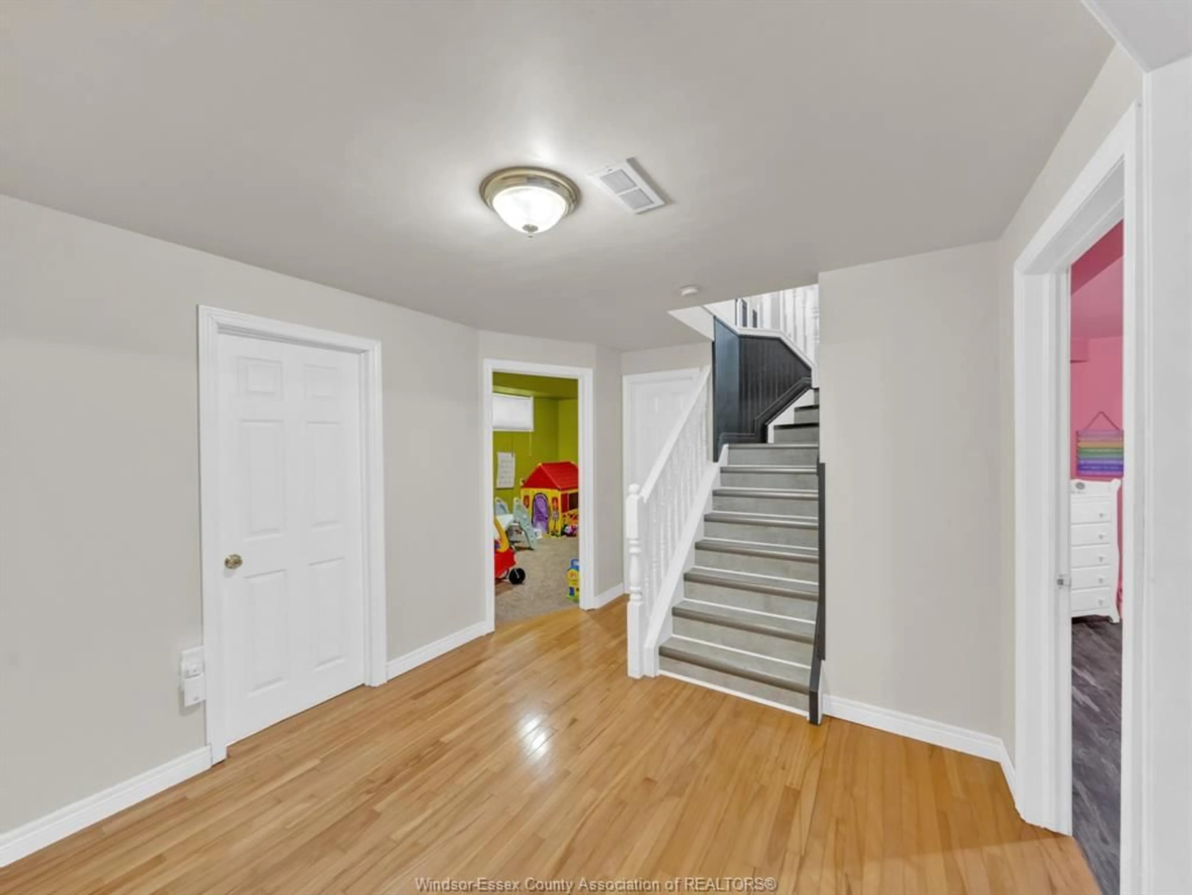 Indoor foyer for 51 SANTOS Dr, Kingsville Ontario N9Y 3Z5