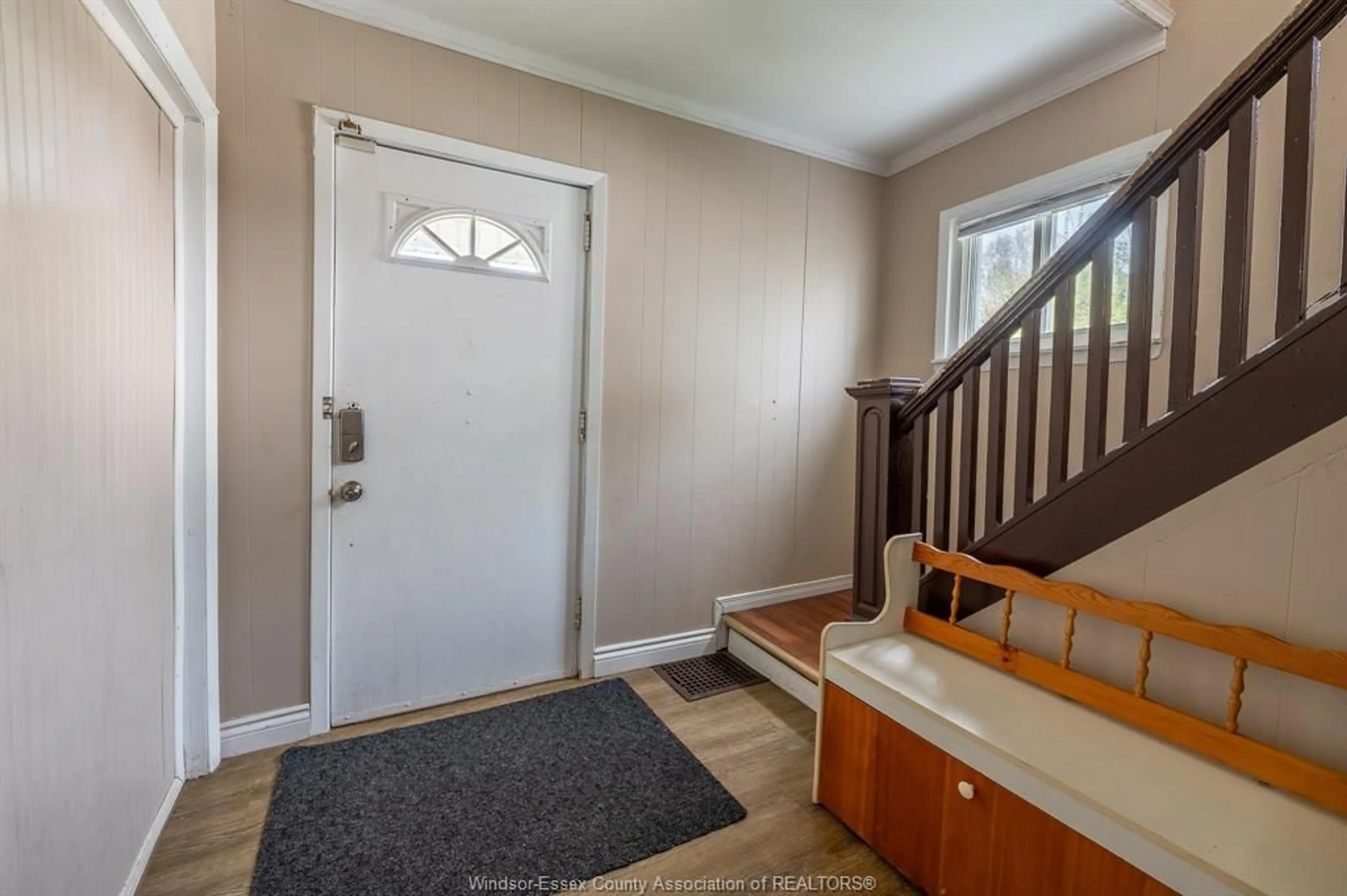 Indoor entryway for 1259 CATARAQUI, Windsor Ontario N9A 3R2