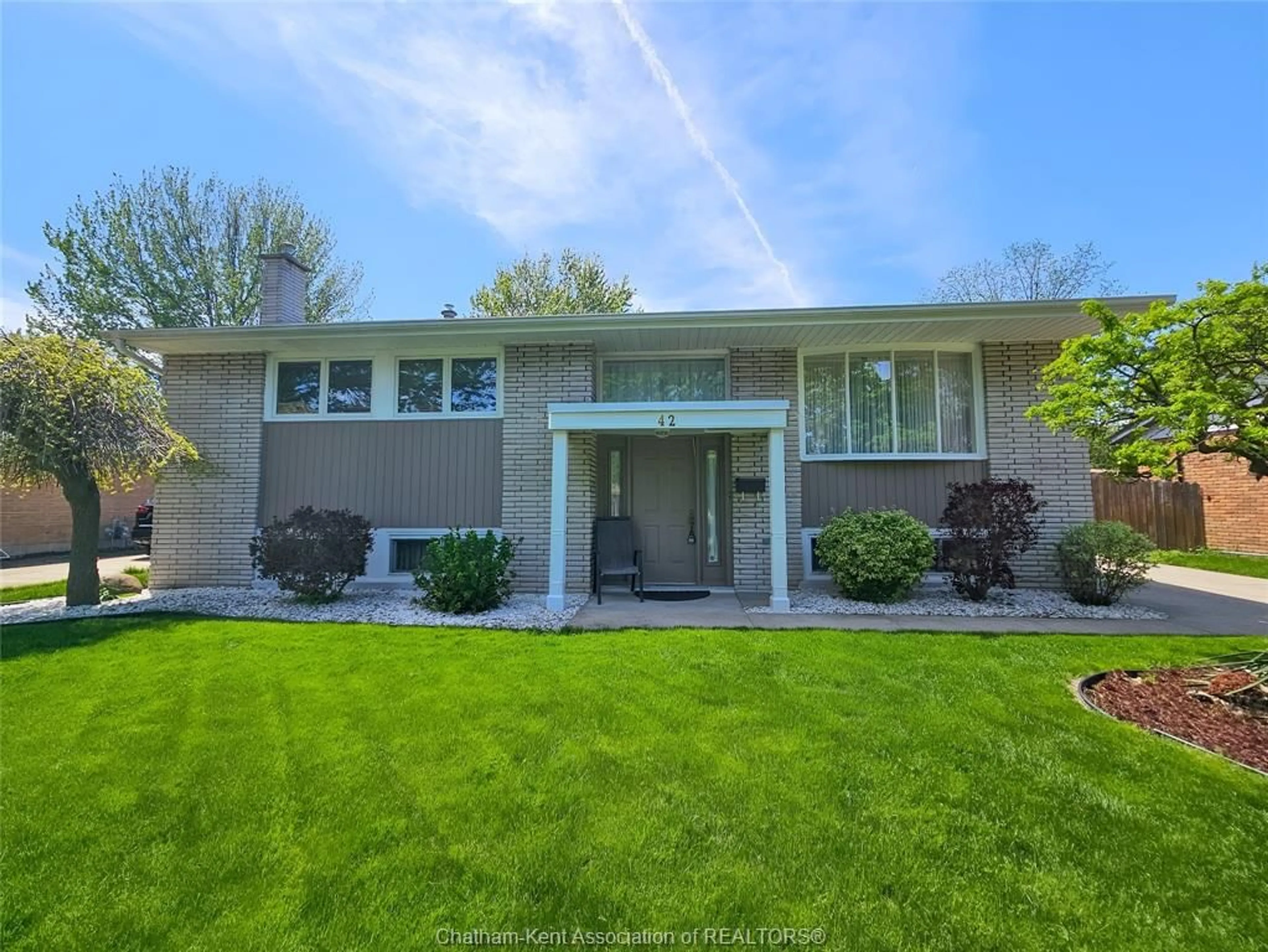 Home with vinyl exterior material, street for 42 Cardinal Cres, Chatham Ontario N7L 3V3