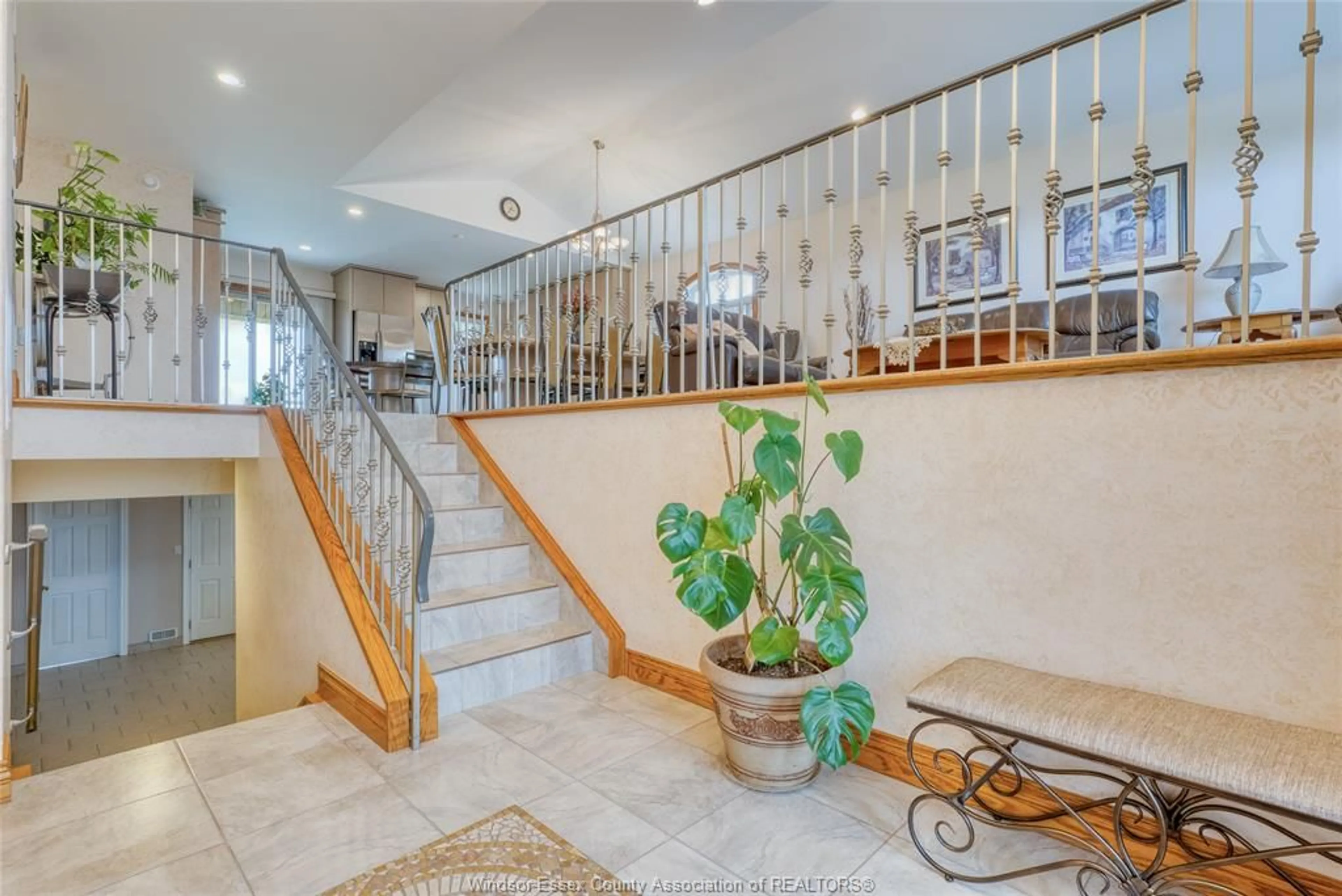 Indoor foyer for 10859 MANCROFT, Windsor Ontario N8P 1R4