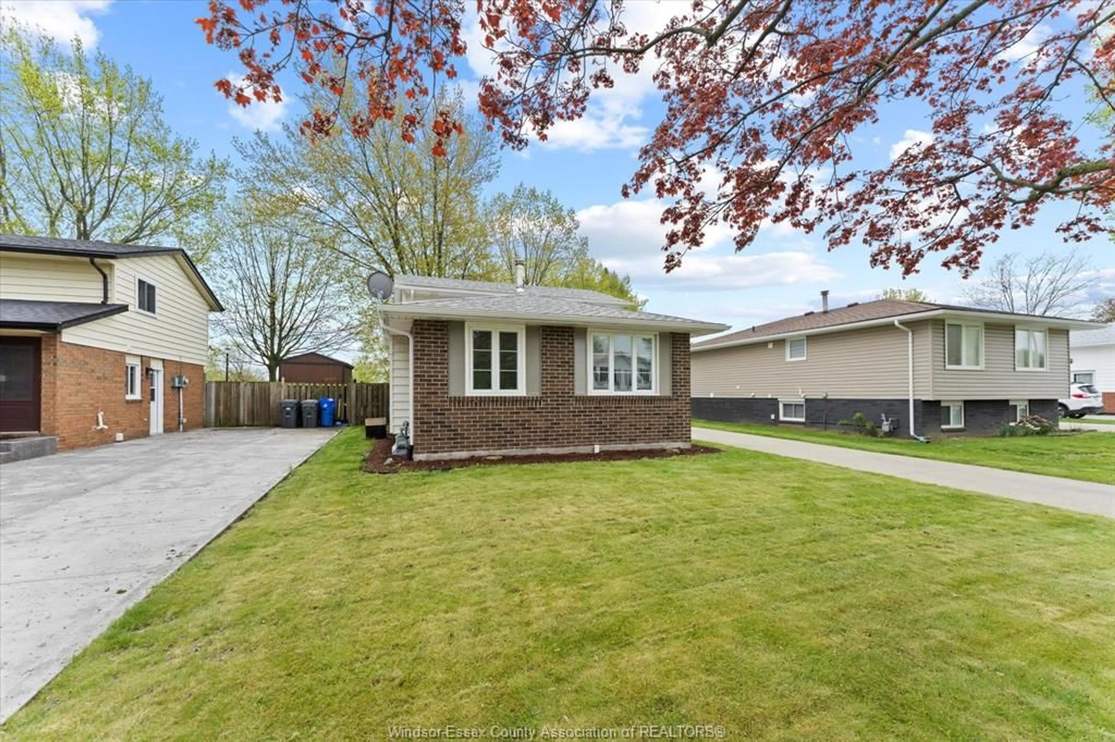 Home with vinyl exterior material, street for 60 ALDERTON, Leamington Ontario N8H 4N9
