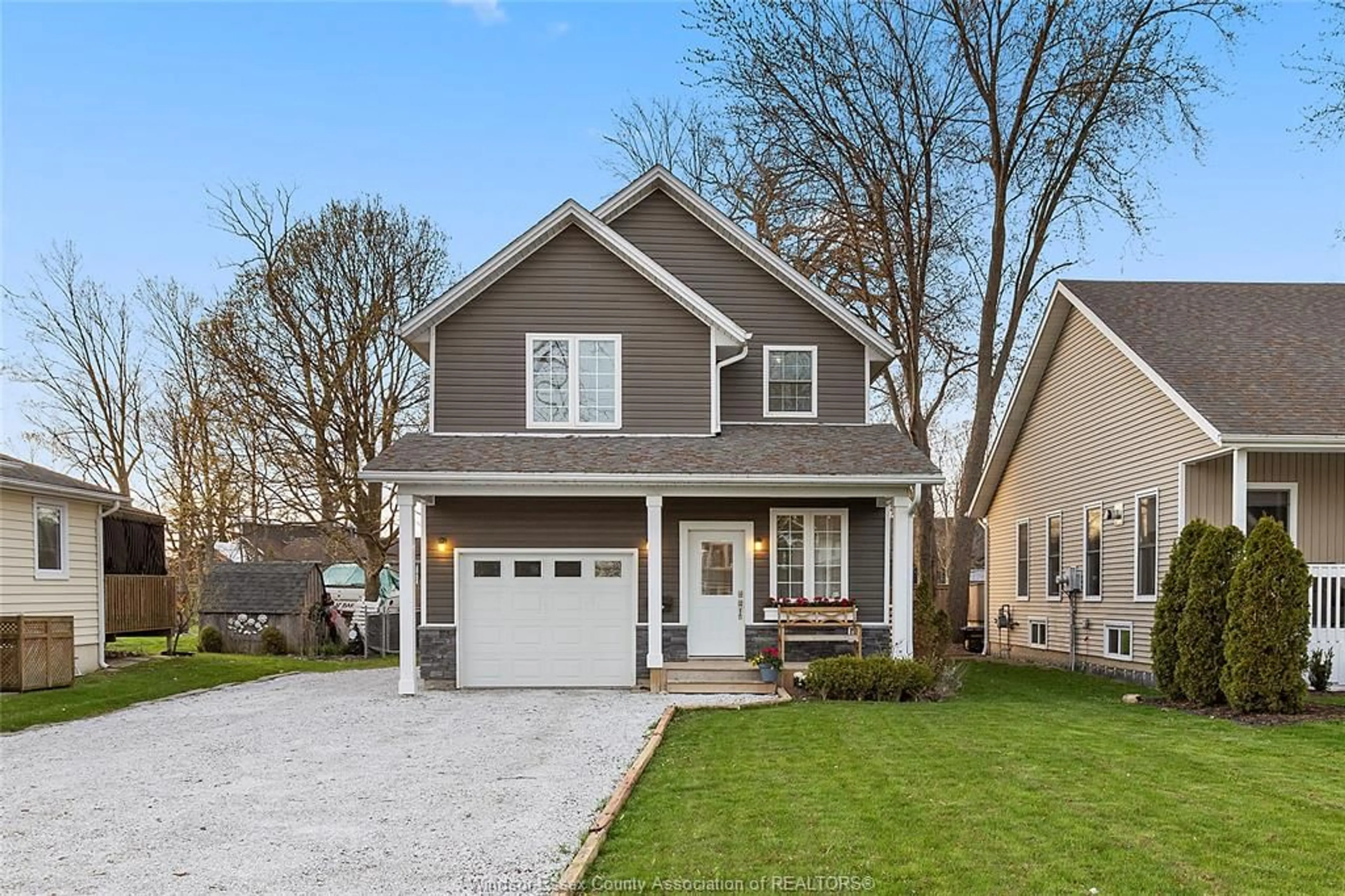 Home with vinyl exterior material, street for 600 HERITAGE Rd, Kingsville Ontario N9Y 3B2