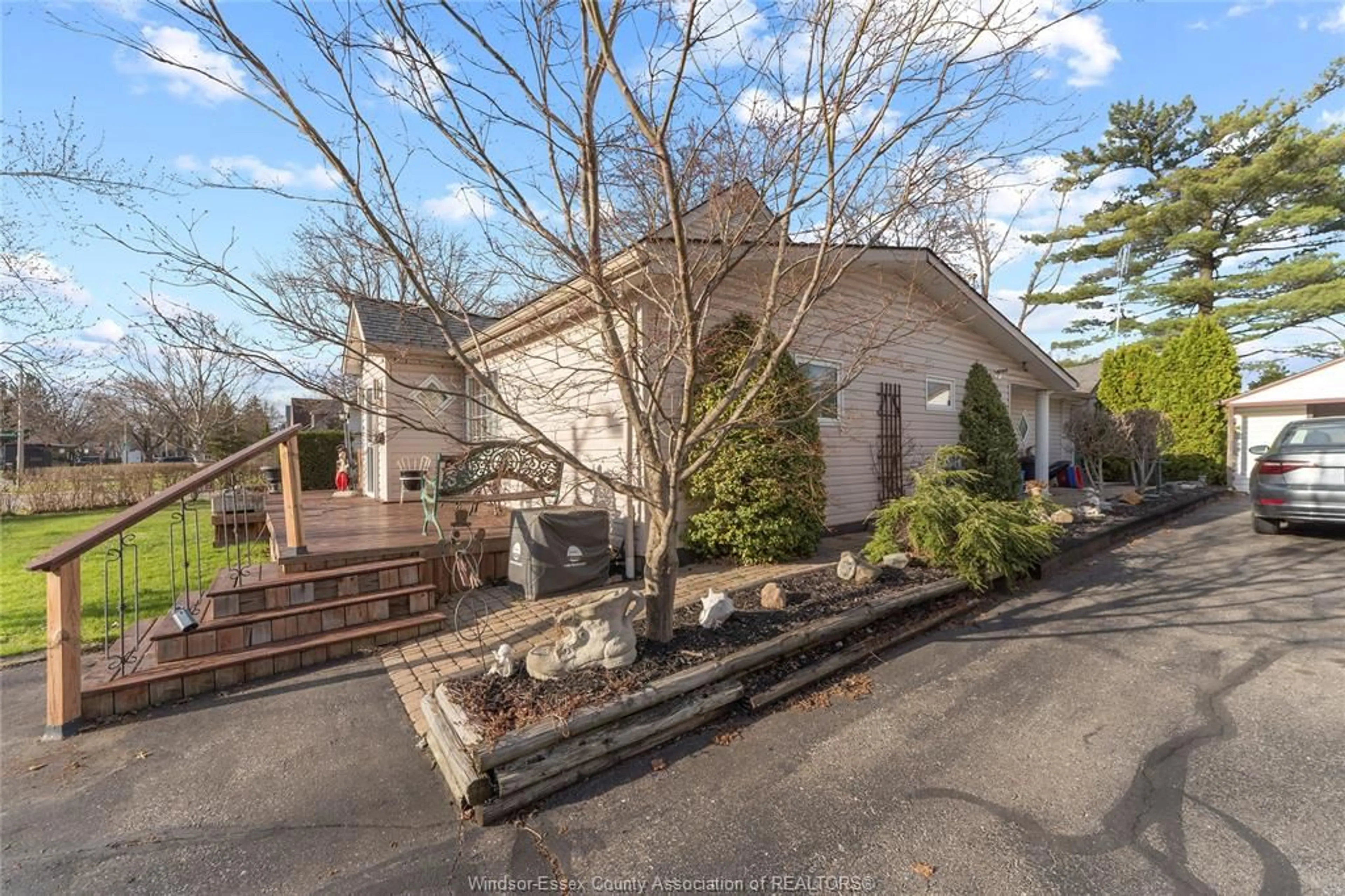 A pic from outside/outdoor area/front of a property/back of a property/a pic from drone, street for 910 JEFFERSON Blvd, Windsor Ontario N8S 2R1