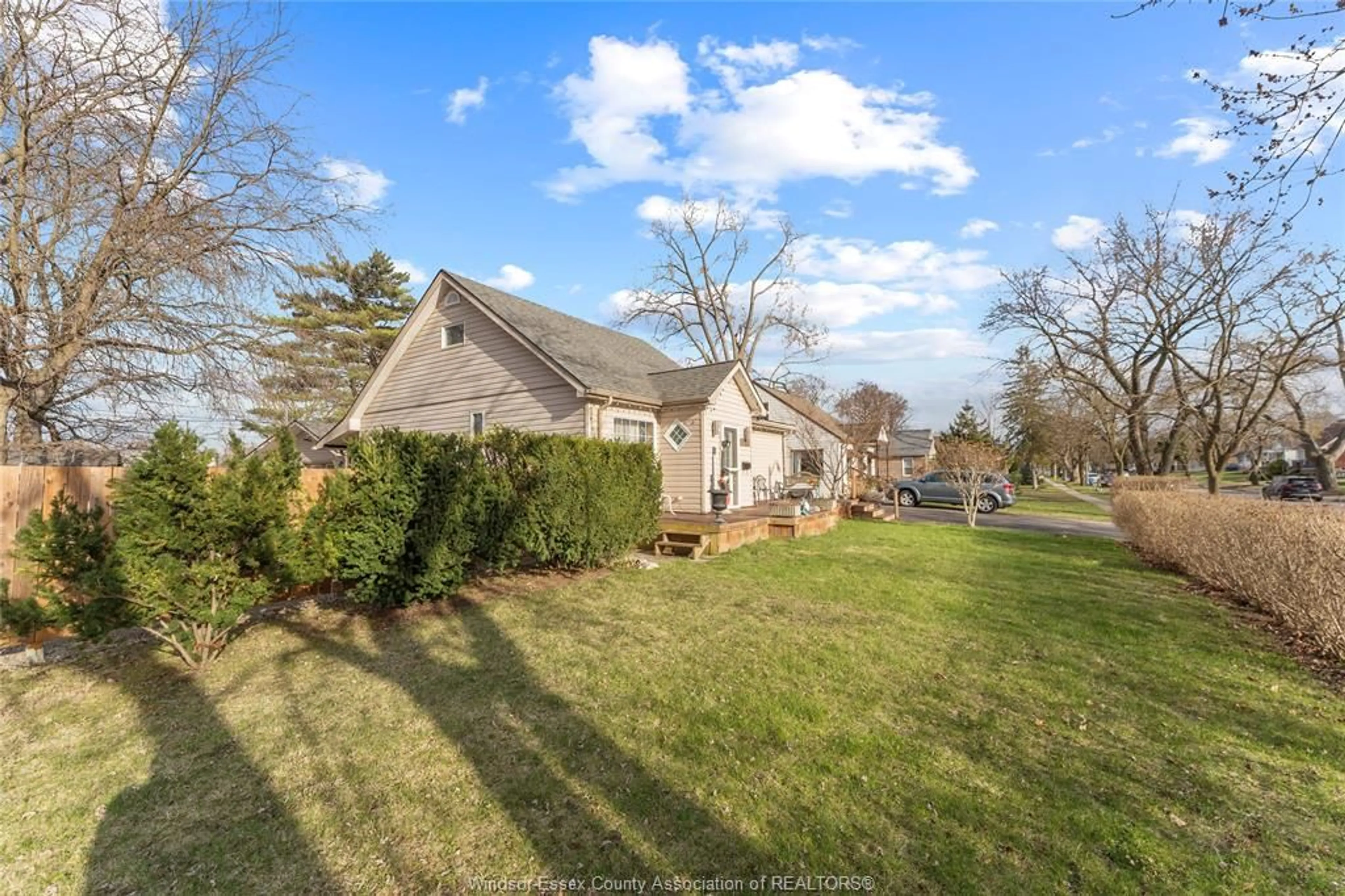 A pic from outside/outdoor area/front of a property/back of a property/a pic from drone, street for 910 JEFFERSON Blvd, Windsor Ontario N8S 2R1