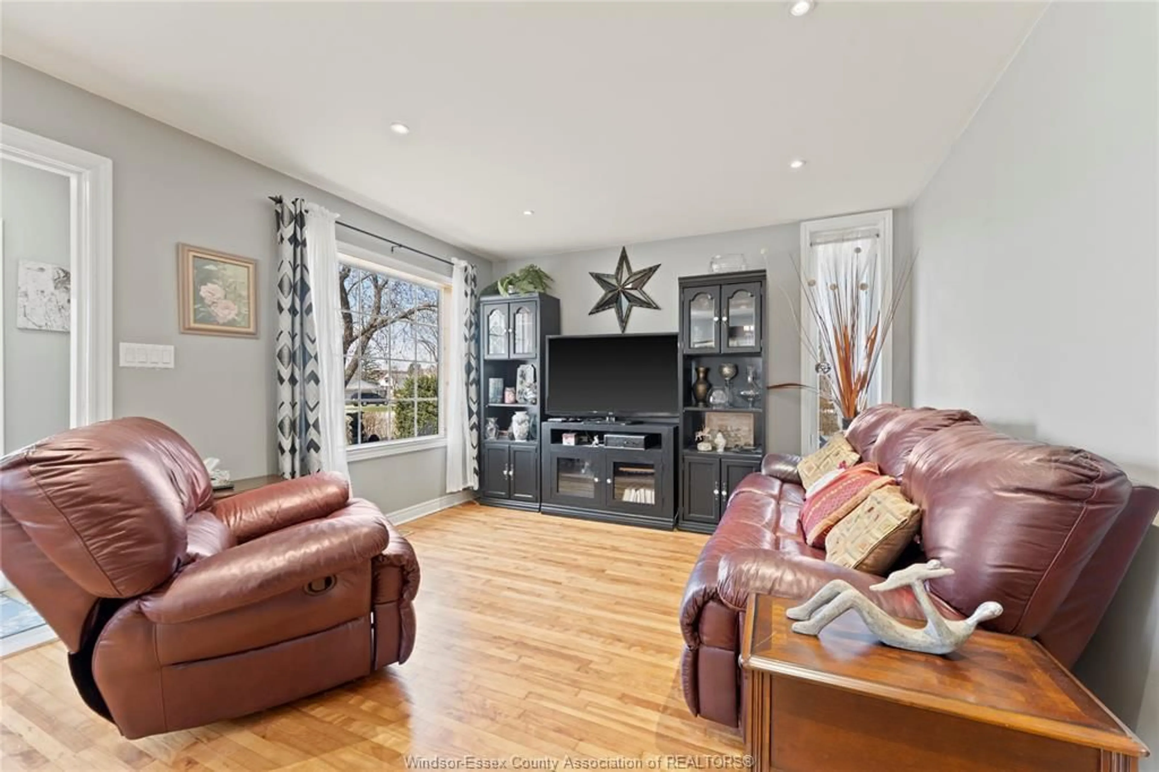 Living room with furniture, wood/laminate floor for 910 JEFFERSON Blvd, Windsor Ontario N8S 2R1