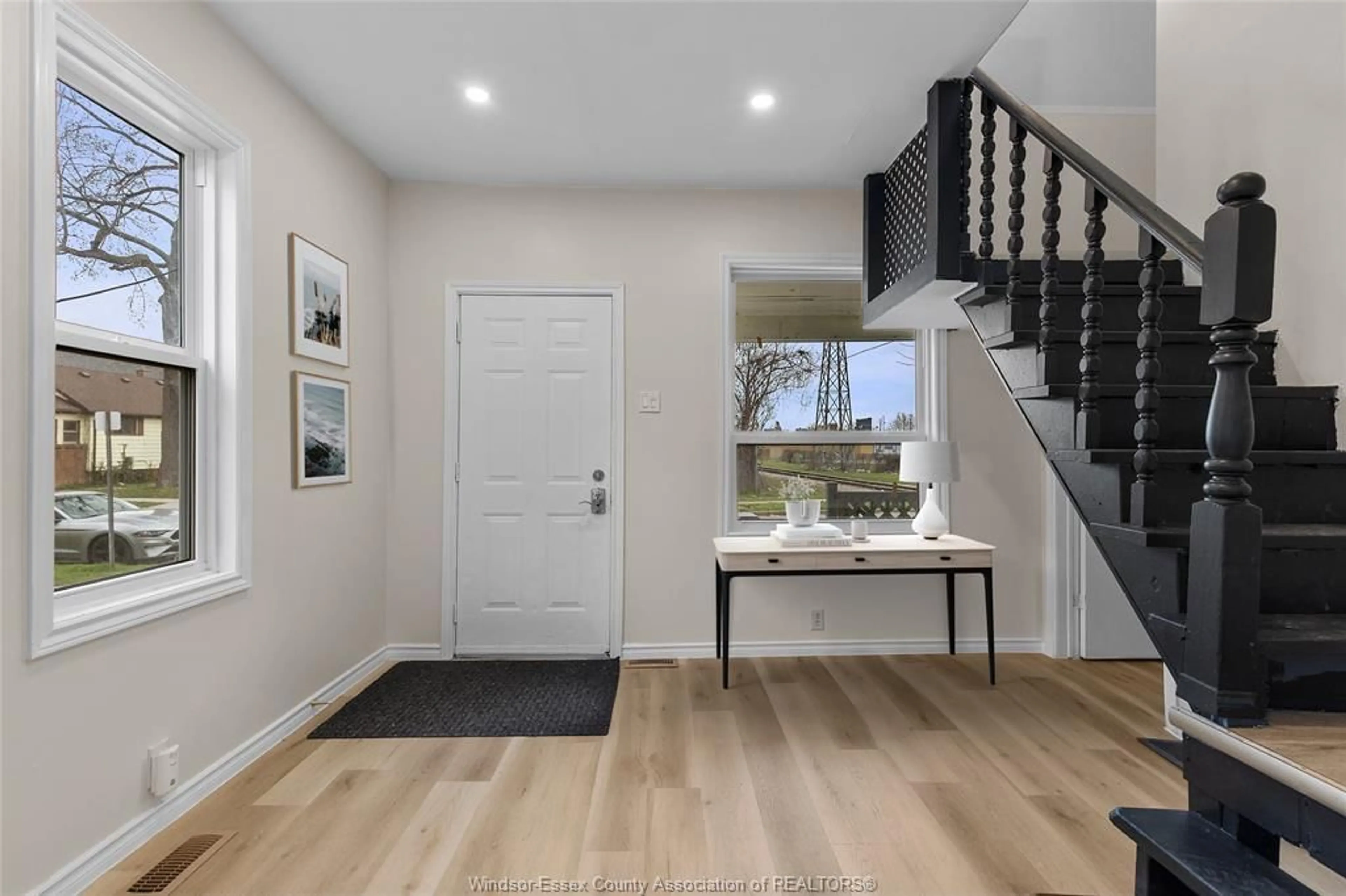 Indoor entryway for 845 BRIDGE Ave, Windsor Ontario N9B 2M7
