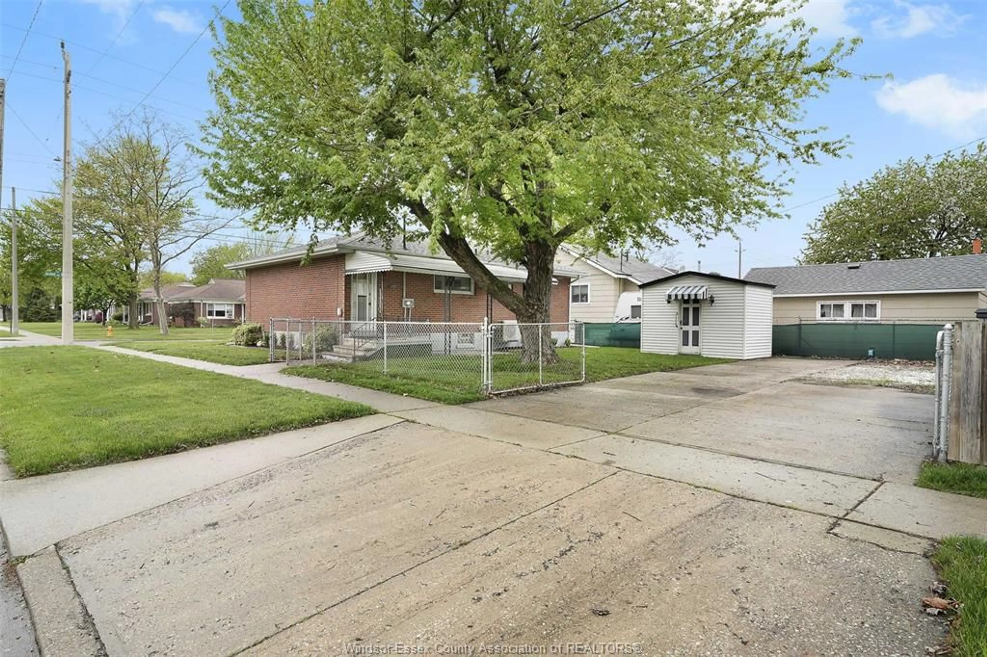 A pic from outside/outdoor area/front of a property/back of a property/a pic from drone, street for 1694 GEORGE Ave, Windsor Ontario N8Y 2Y6