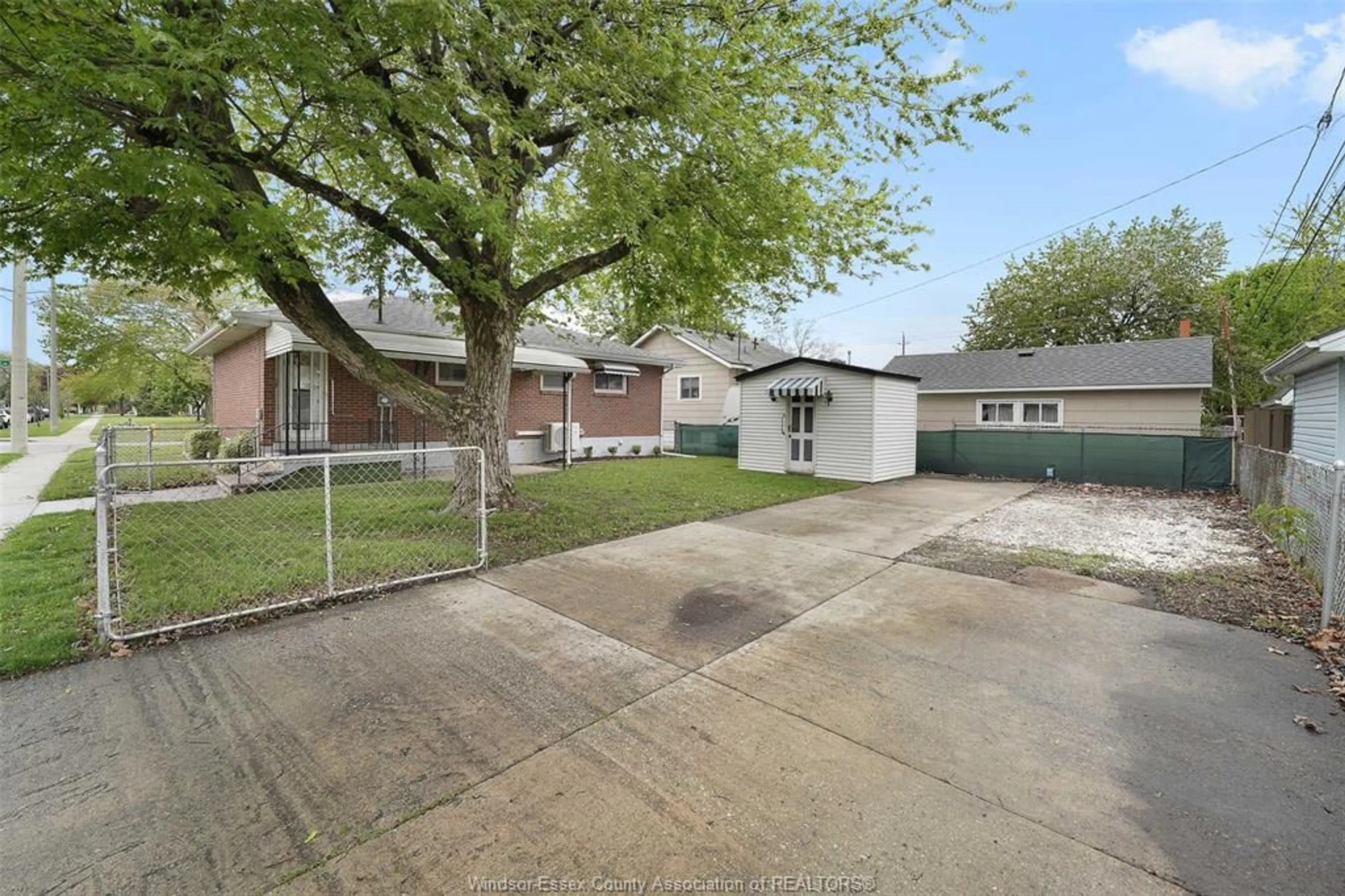 A pic from outside/outdoor area/front of a property/back of a property/a pic from drone, street for 1694 GEORGE Ave, Windsor Ontario N8Y 2Y6