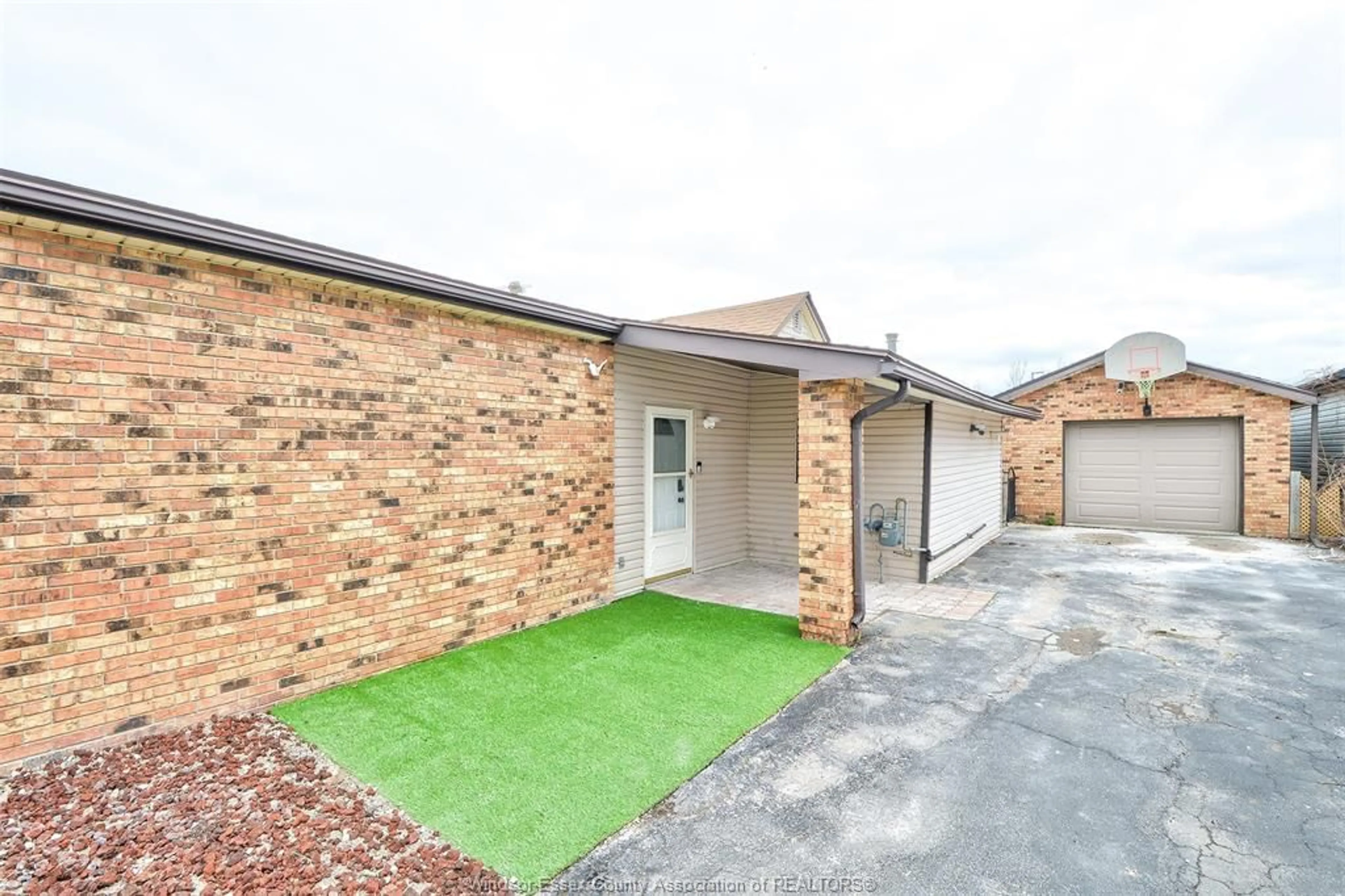 A pic from outside/outdoor area/front of a property/back of a property/a pic from drone, street for 2056 JEFFERSON St, Windsor Ontario N8T 2W4