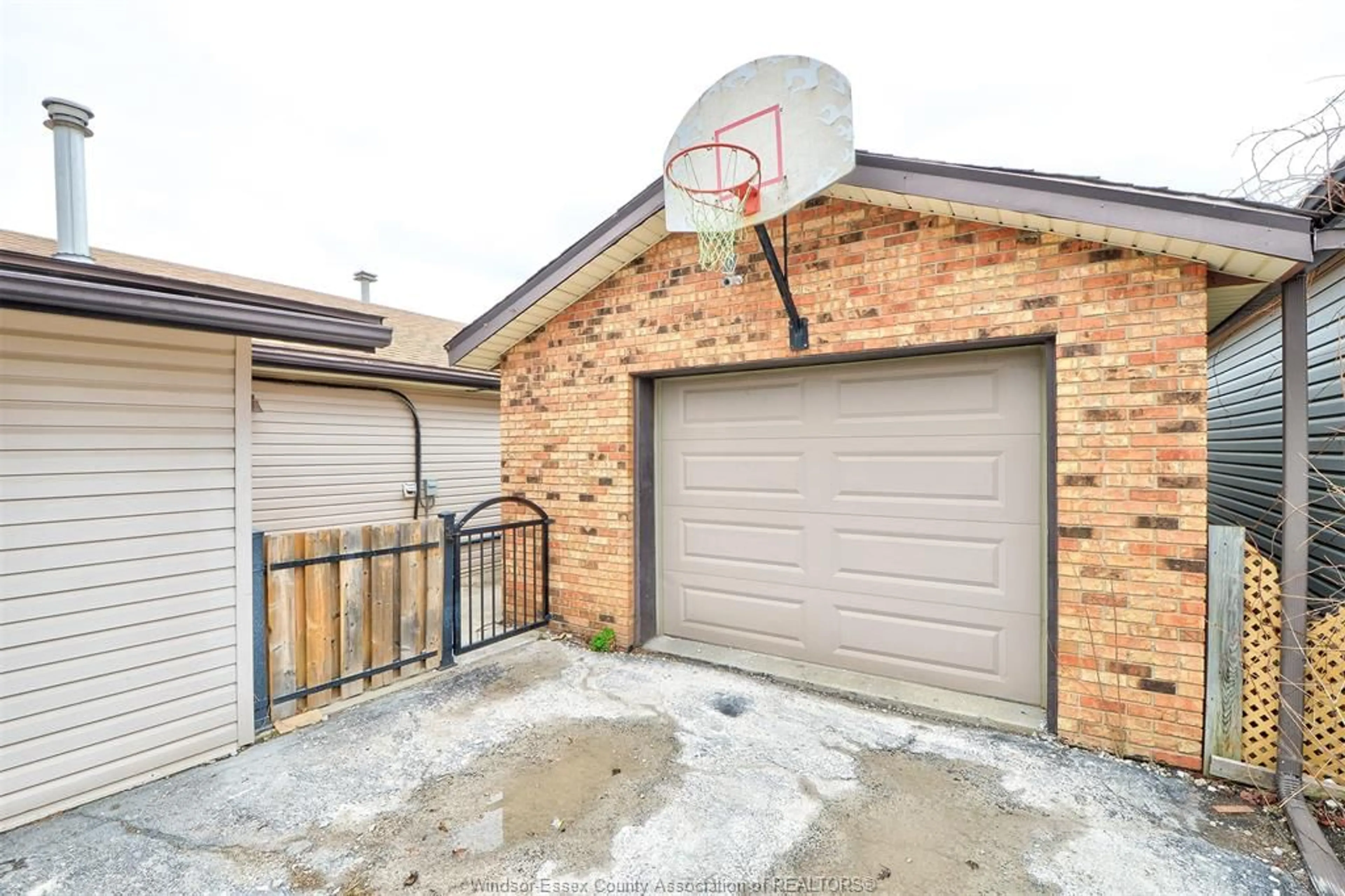 Indoor garage for 2056 JEFFERSON St, Windsor Ontario N8T 2W4