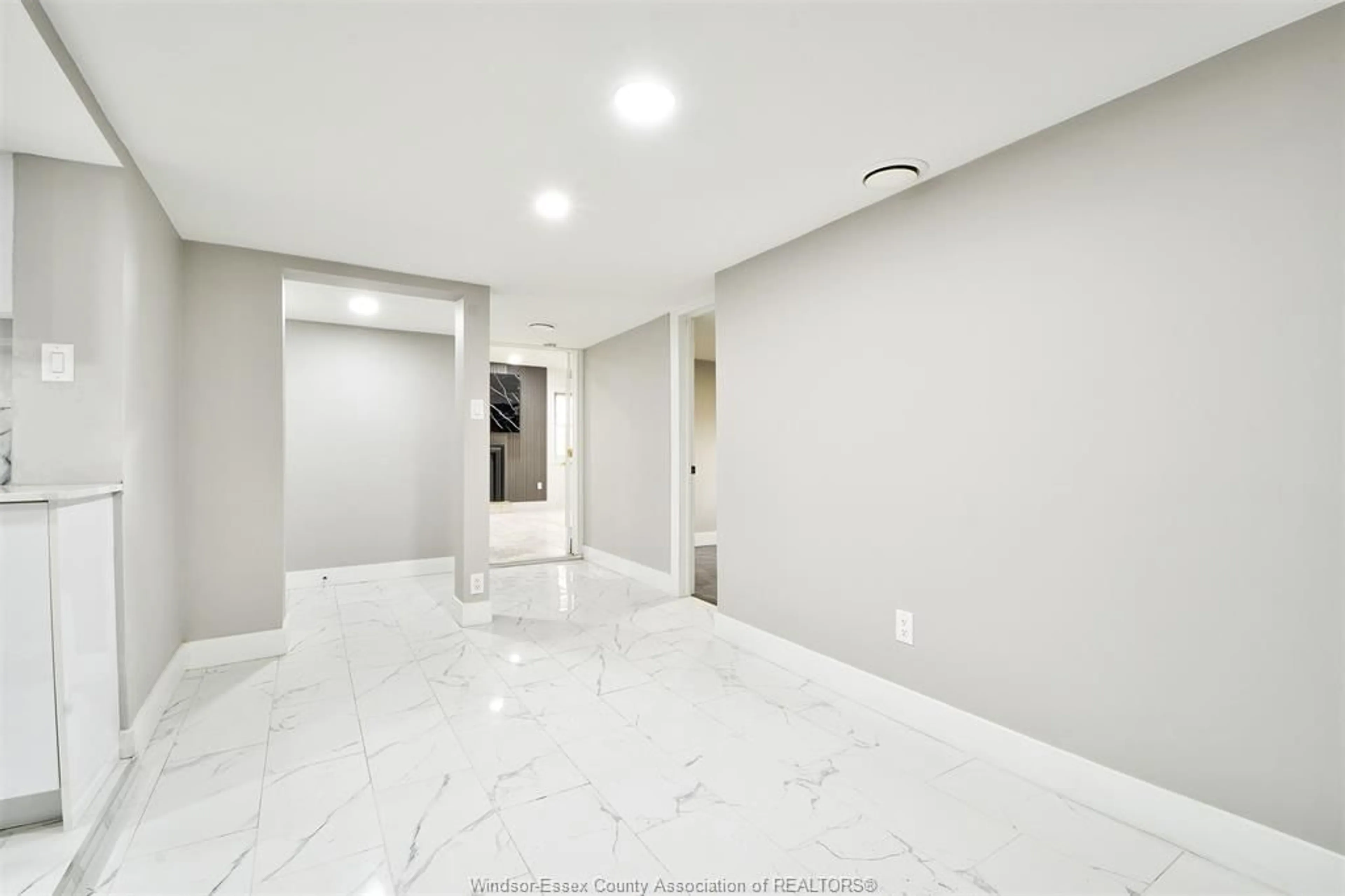 Indoor foyer for 2056 JEFFERSON St, Windsor Ontario N8T 2W4