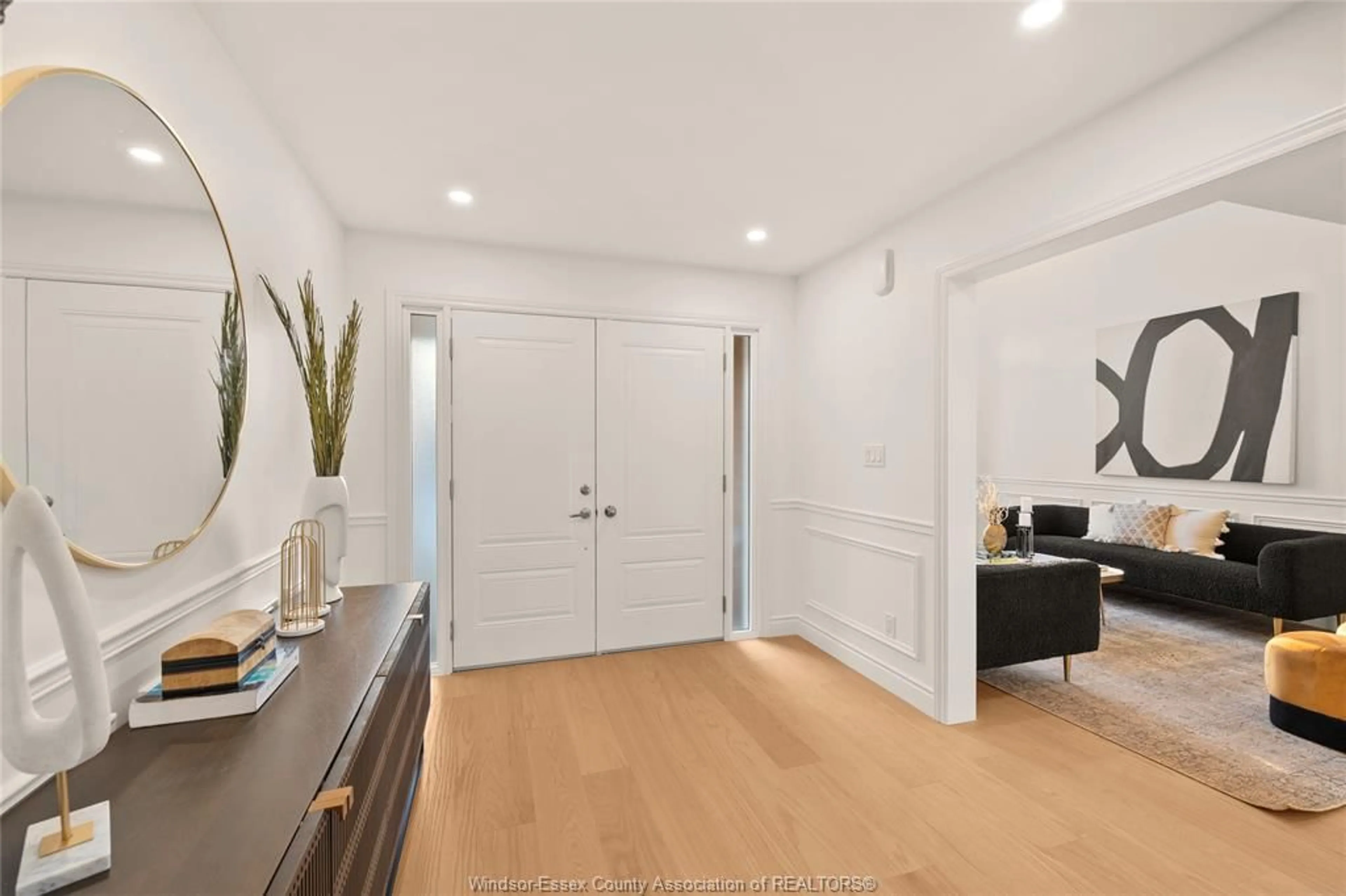 Indoor entryway for 3522 WHITESIDE Dr, Windsor Ontario N9E 4P5