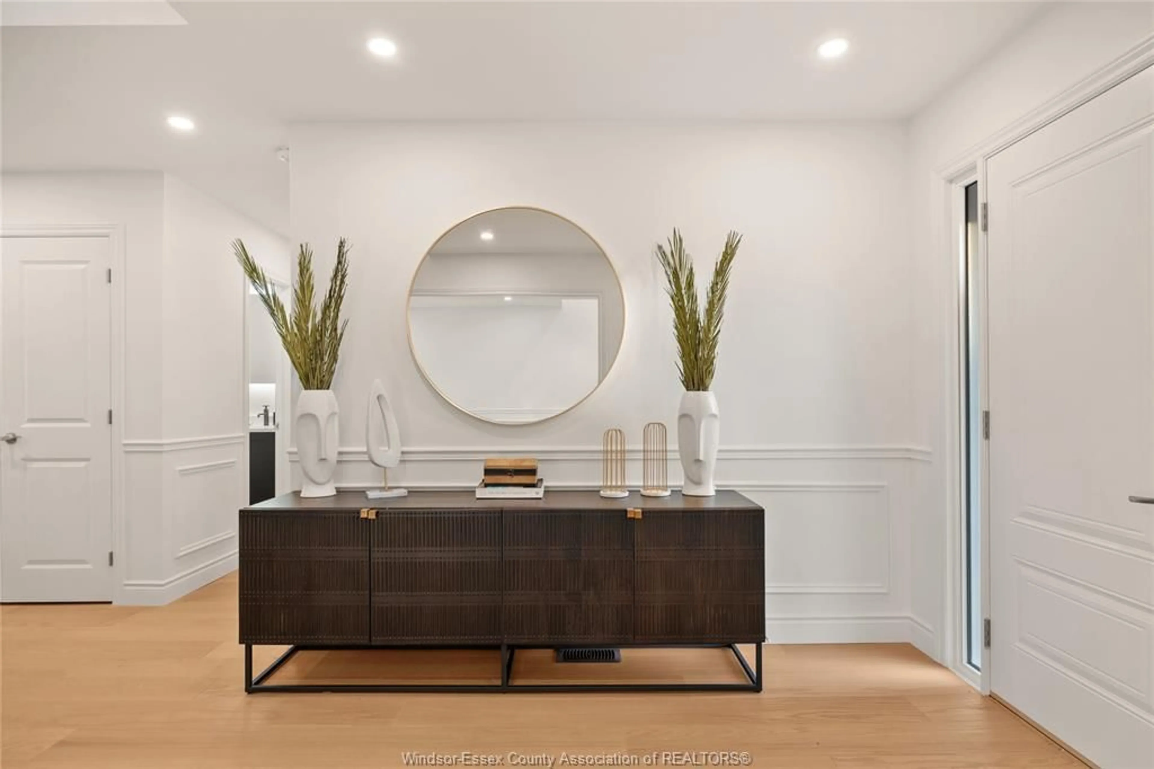 Indoor entryway for 3522 WHITESIDE Dr, Windsor Ontario N9E 4P5