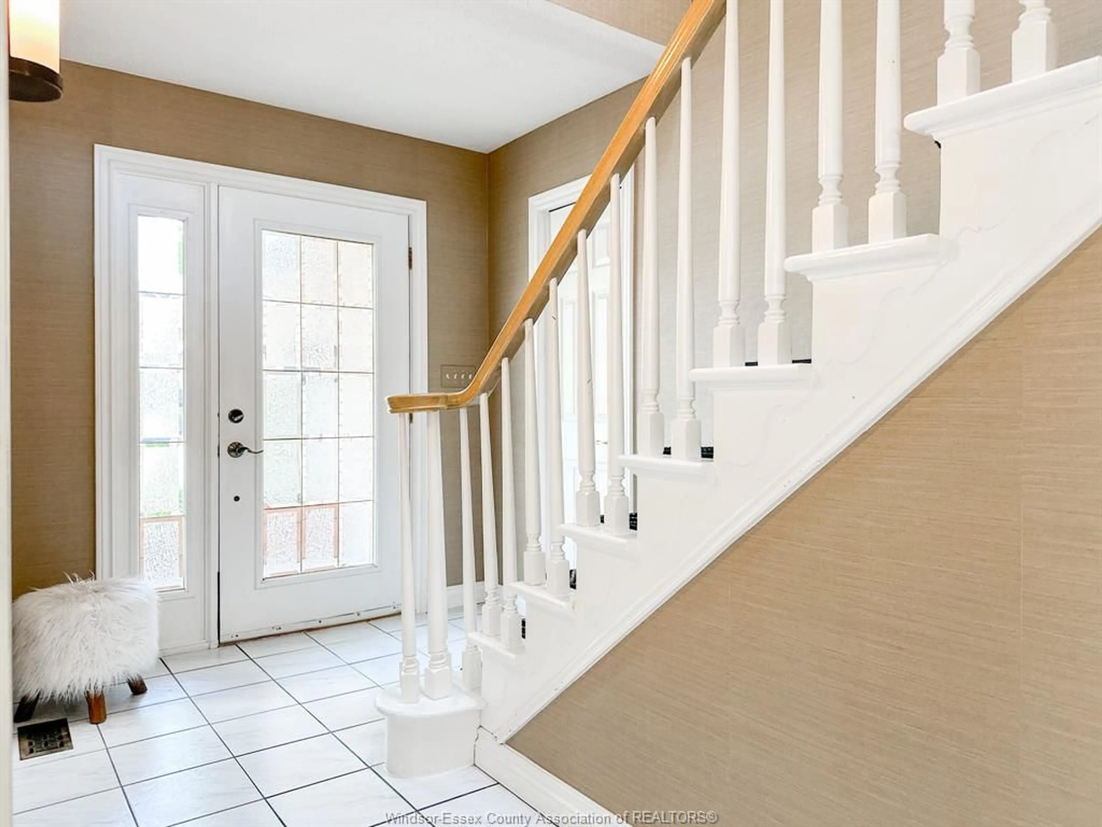 Indoor entryway for 16 EAST PIKE CREEK, Tecumseh Ontario N8N 5A9