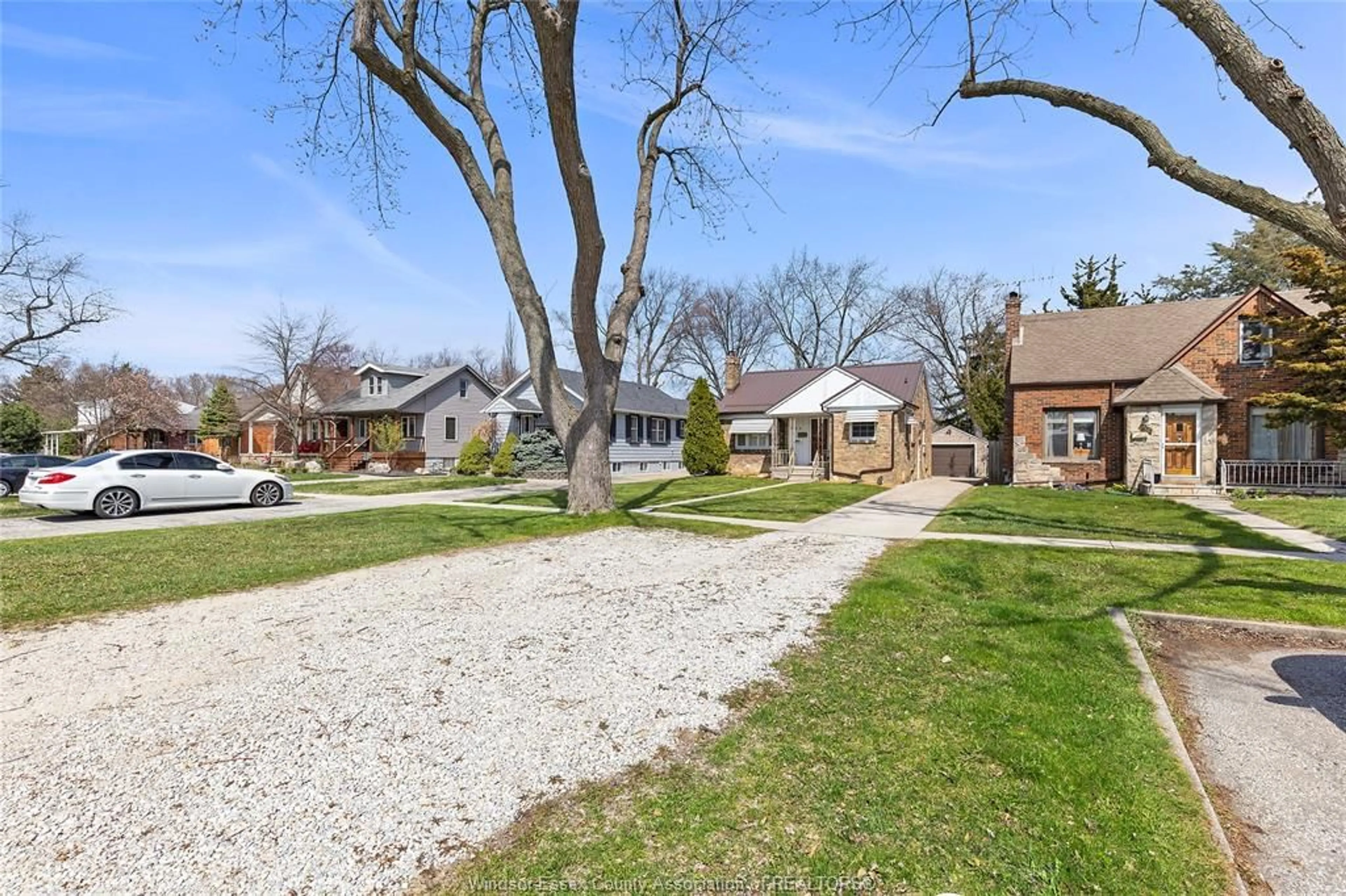 A pic from outside/outdoor area/front of a property/back of a property/a pic from drone, street for 944 HOMEDALE, Windsor Ontario N8S 2T2