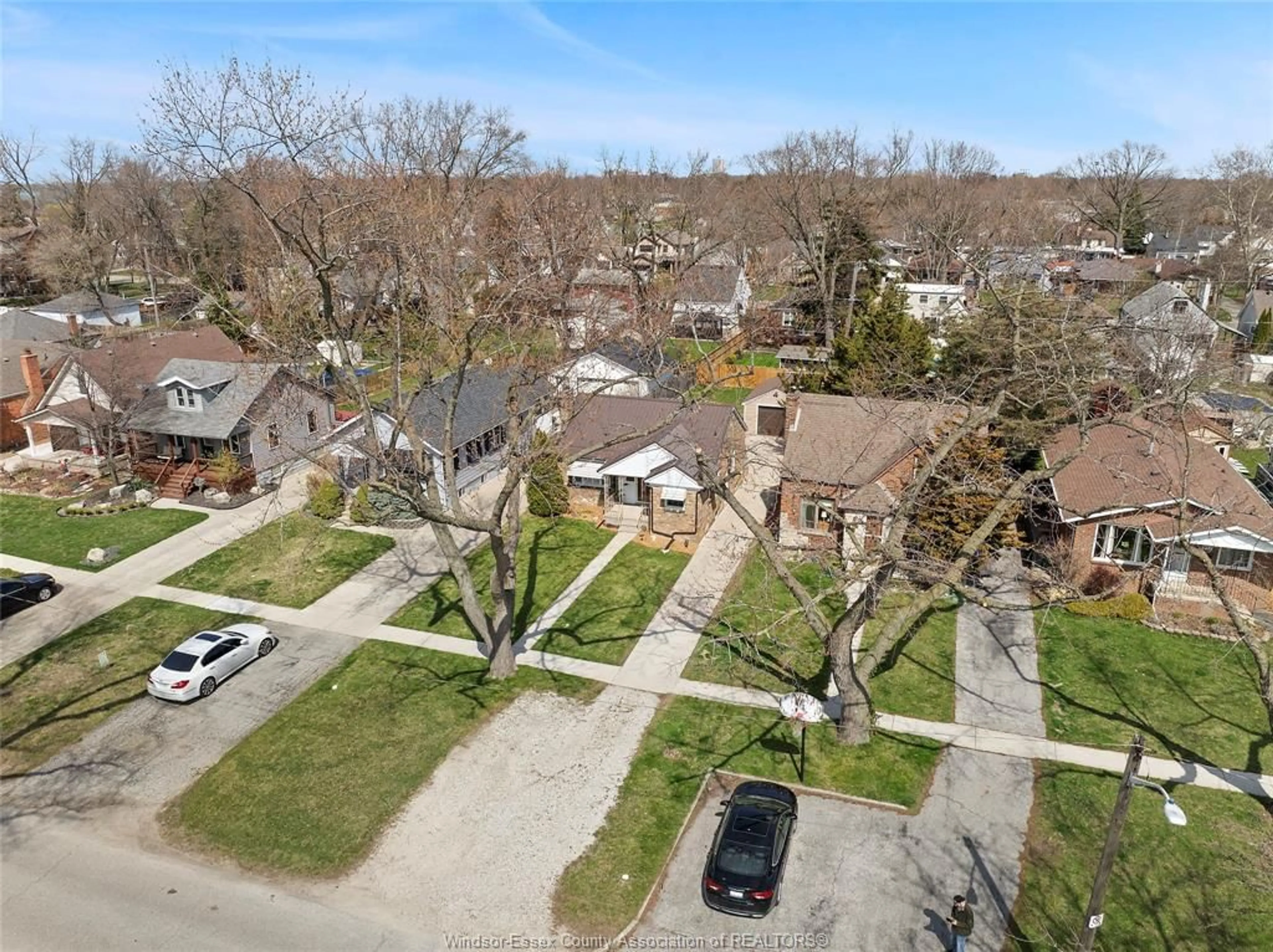 A pic from outside/outdoor area/front of a property/back of a property/a pic from drone, street for 944 HOMEDALE, Windsor Ontario N8S 2T2