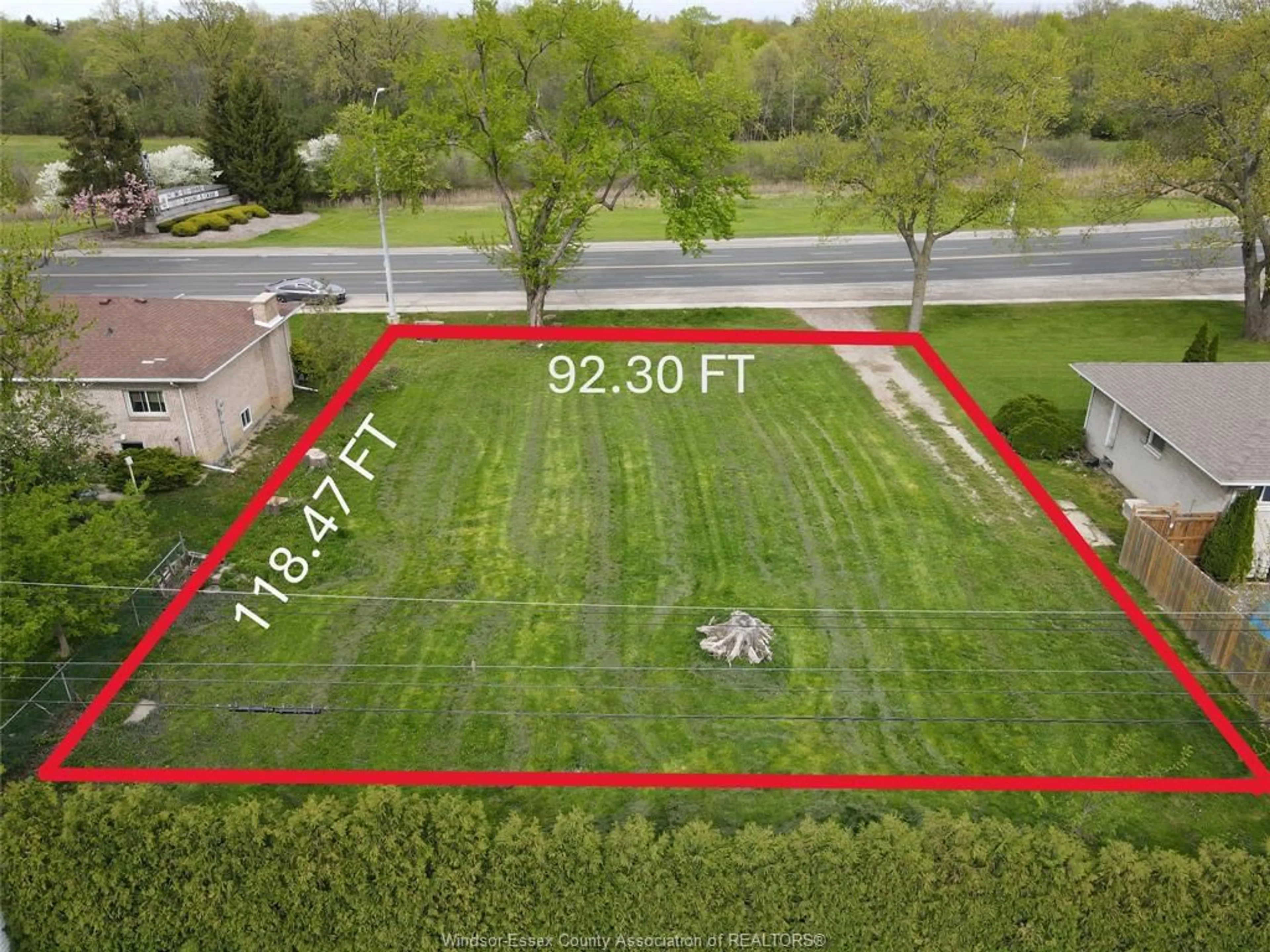 A pic from outside/outdoor area/front of a property/back of a property/a pic from drone, street for V/L DOUGALL, Windsor Ontario N9G 1X4