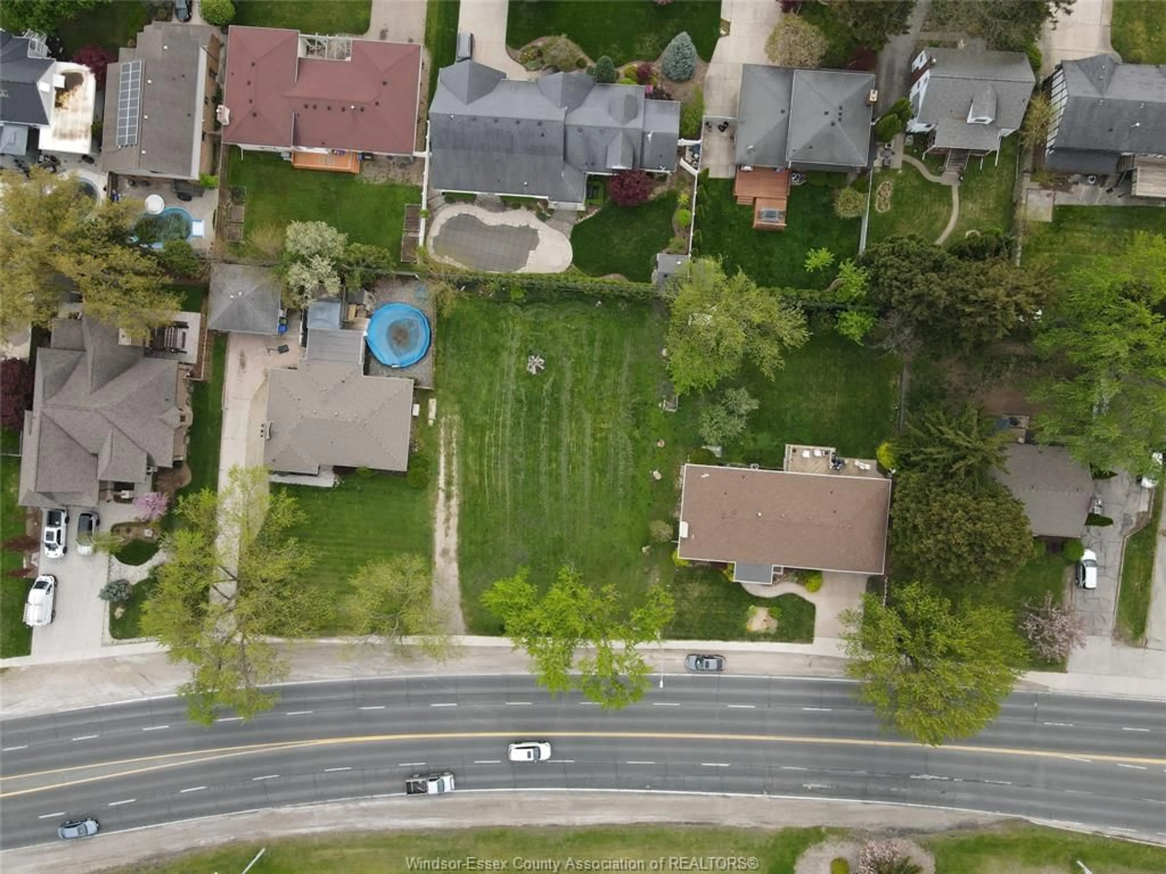 A pic from outside/outdoor area/front of a property/back of a property/a pic from drone, street for V/L DOUGALL, Windsor Ontario N9G 1X4