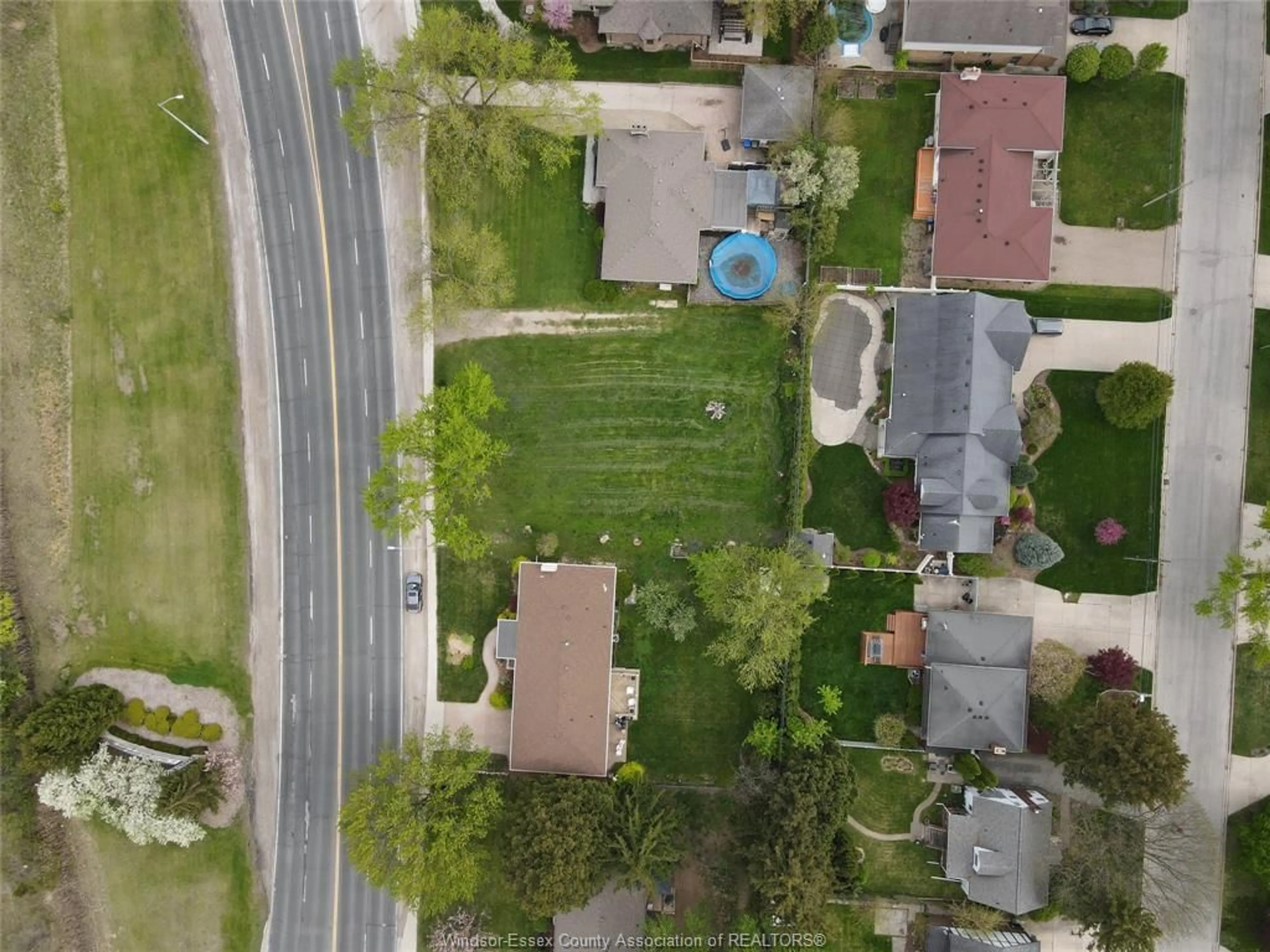 A pic from outside/outdoor area/front of a property/back of a property/a pic from drone, street for V/L DOUGALL, Windsor Ontario N9G 1X4