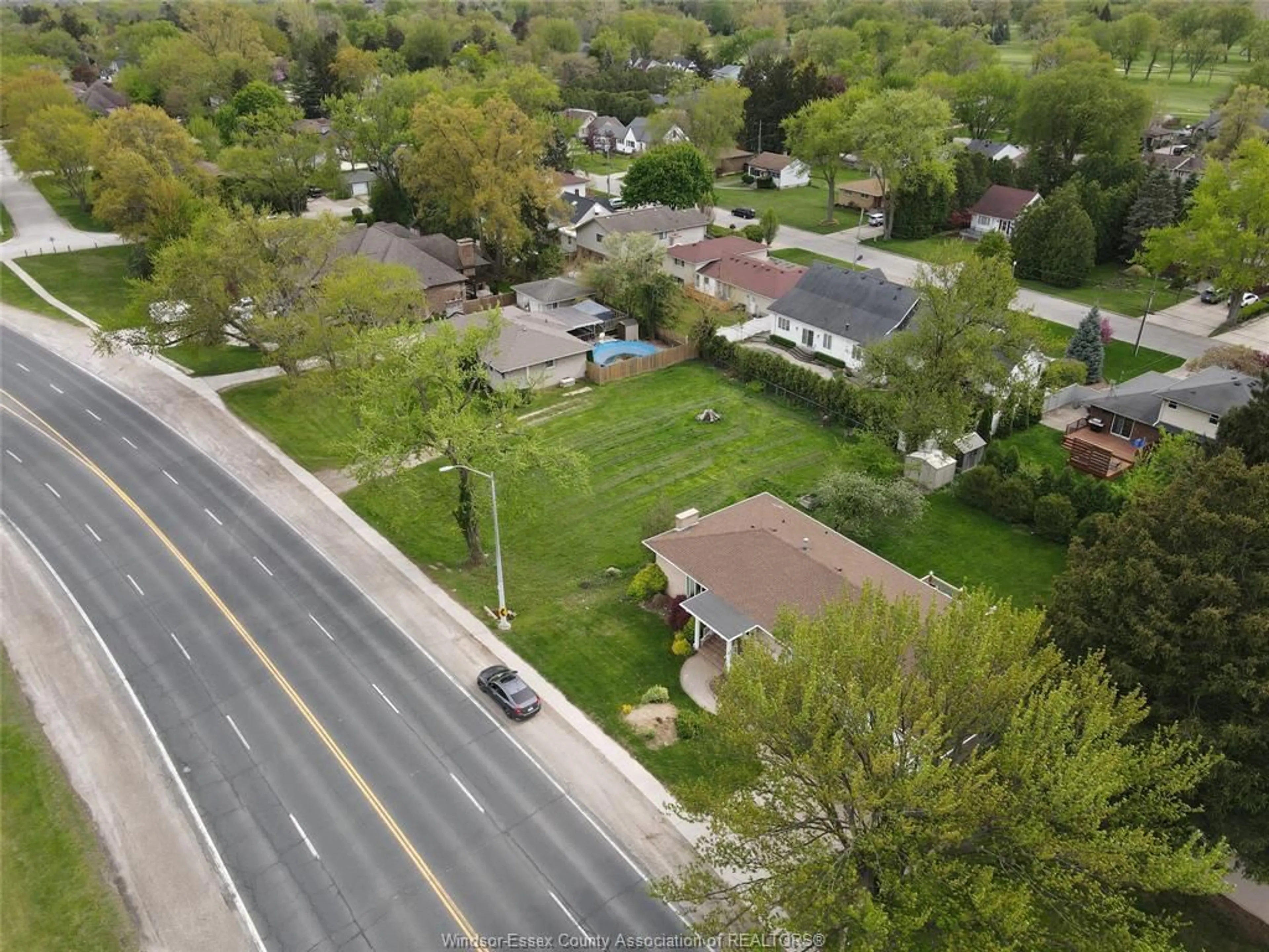 A pic from outside/outdoor area/front of a property/back of a property/a pic from drone, street for V/L DOUGALL, Windsor Ontario N9G 1X4
