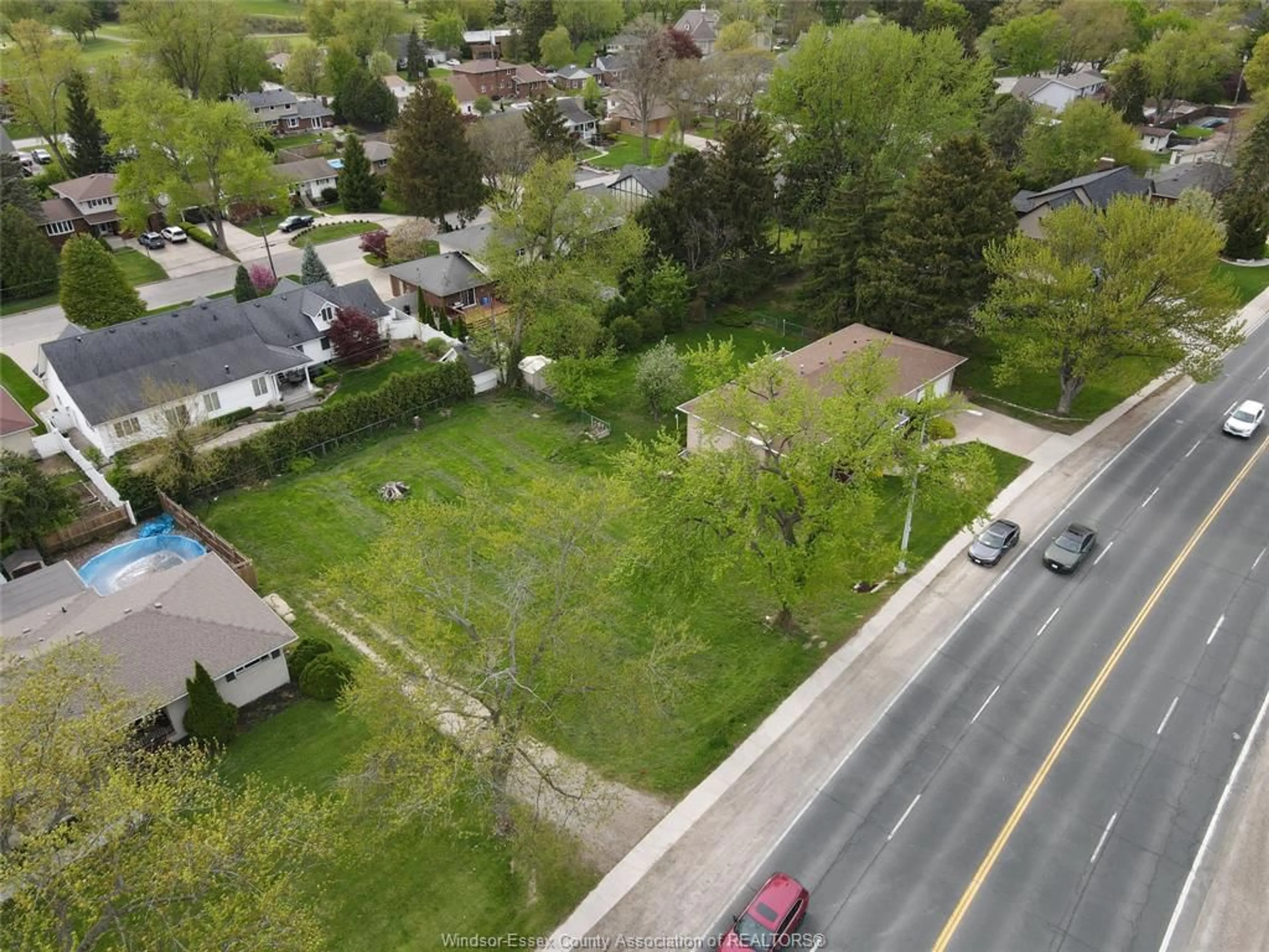 A pic from outside/outdoor area/front of a property/back of a property/a pic from drone, street for V/L DOUGALL, Windsor Ontario N9G 1X4