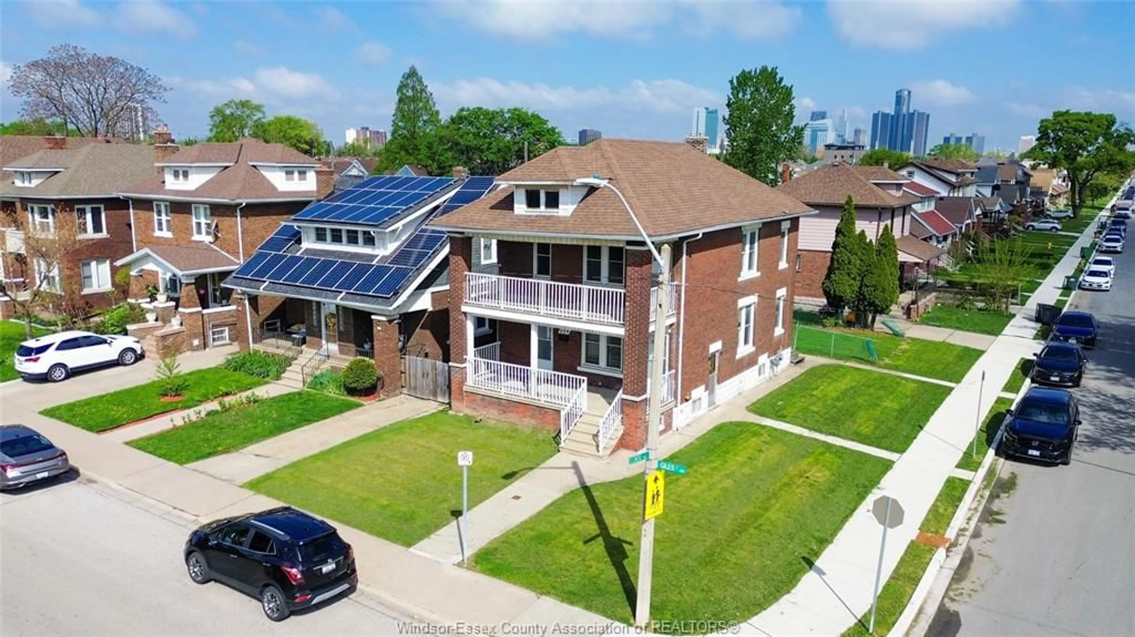 A pic from outside/outdoor area/front of a property/back of a property/a pic from drone, building for 834-836 GILES BLVD E, Windsor Ontario N9A 4E6