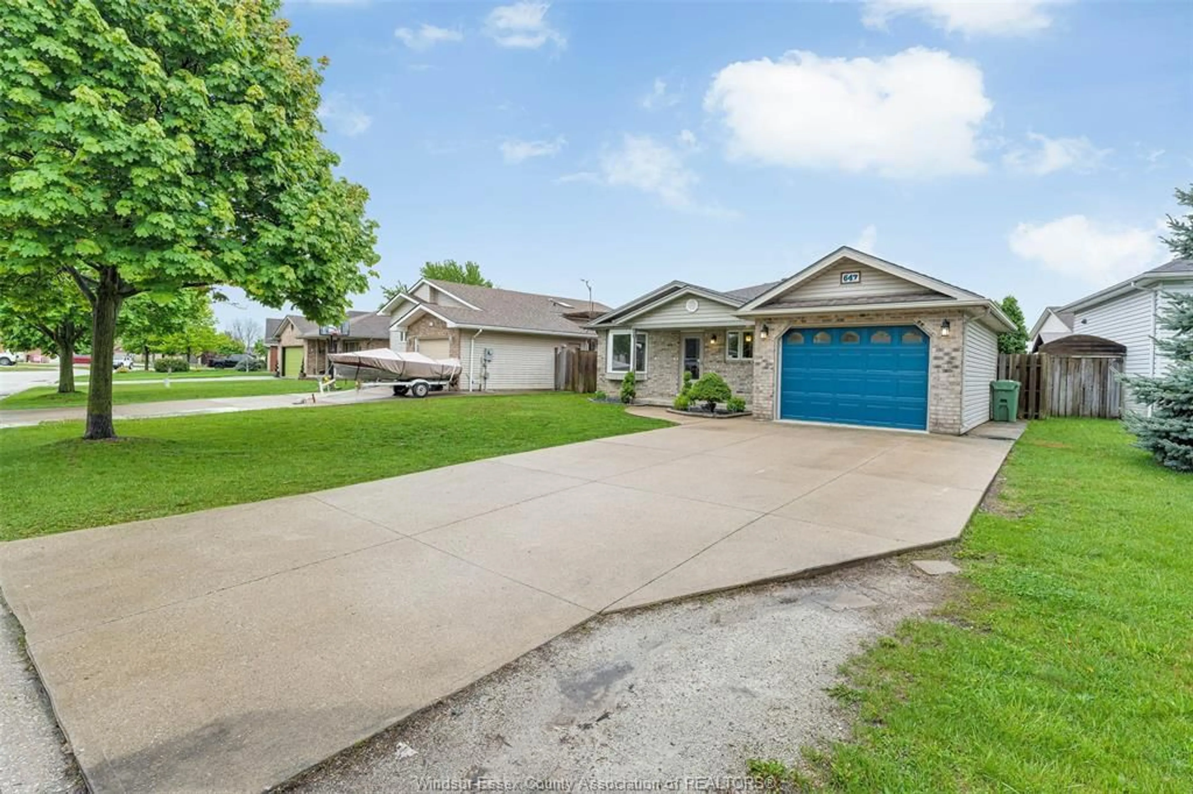 A pic from outside/outdoor area/front of a property/back of a property/a pic from drone, street for 647 RICHMOND St, Amherstburg Ontario N9V 3Z4