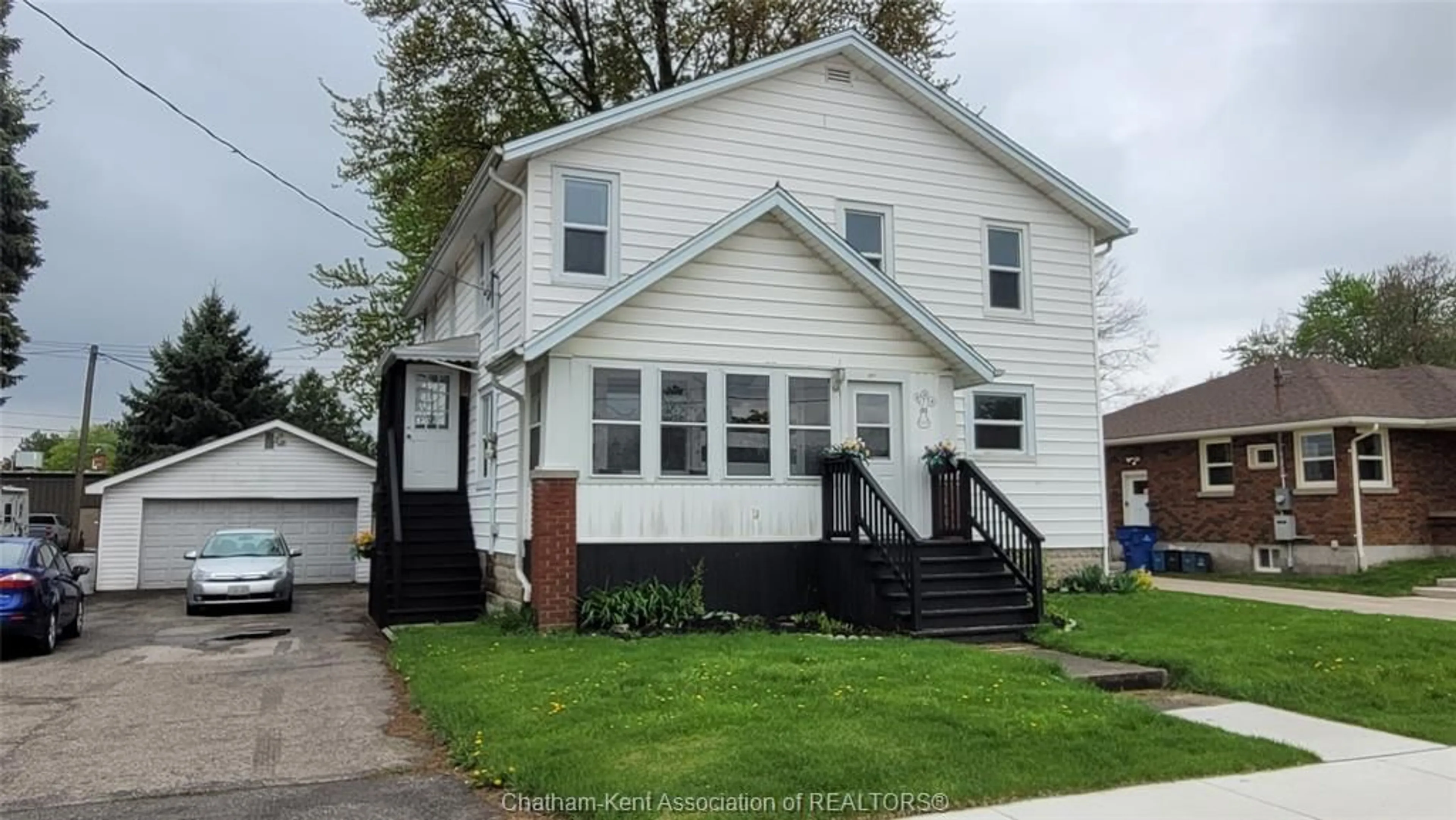 Home with vinyl exterior material, street for 821/823 Elizabeth St, Wallaceburg Ontario N8A 3A3
