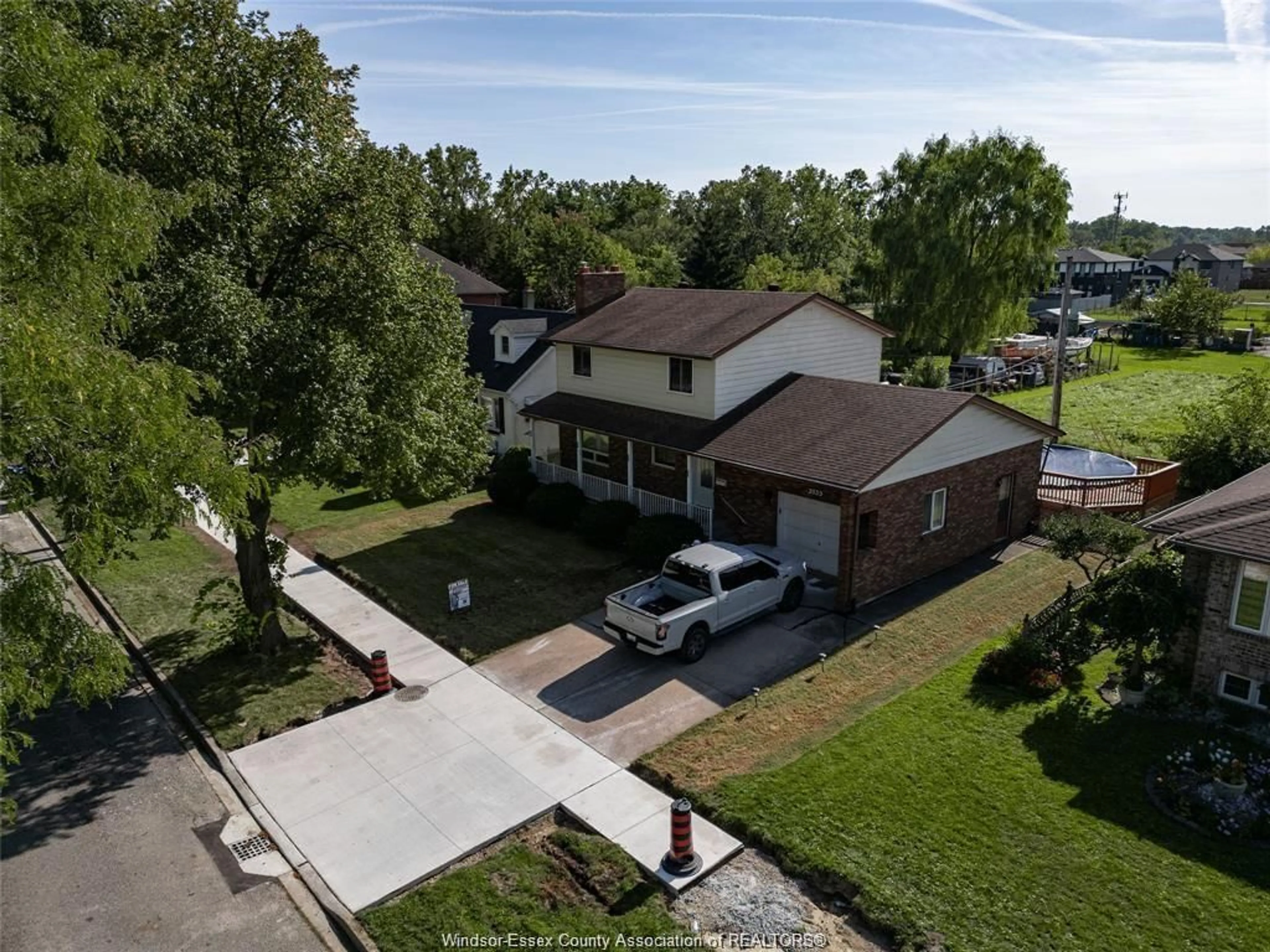 A pic from outside/outdoor area/front of a property/back of a property/a pic from drone, street for 3039 California Ave, Windsor Ontario N9E 3K5