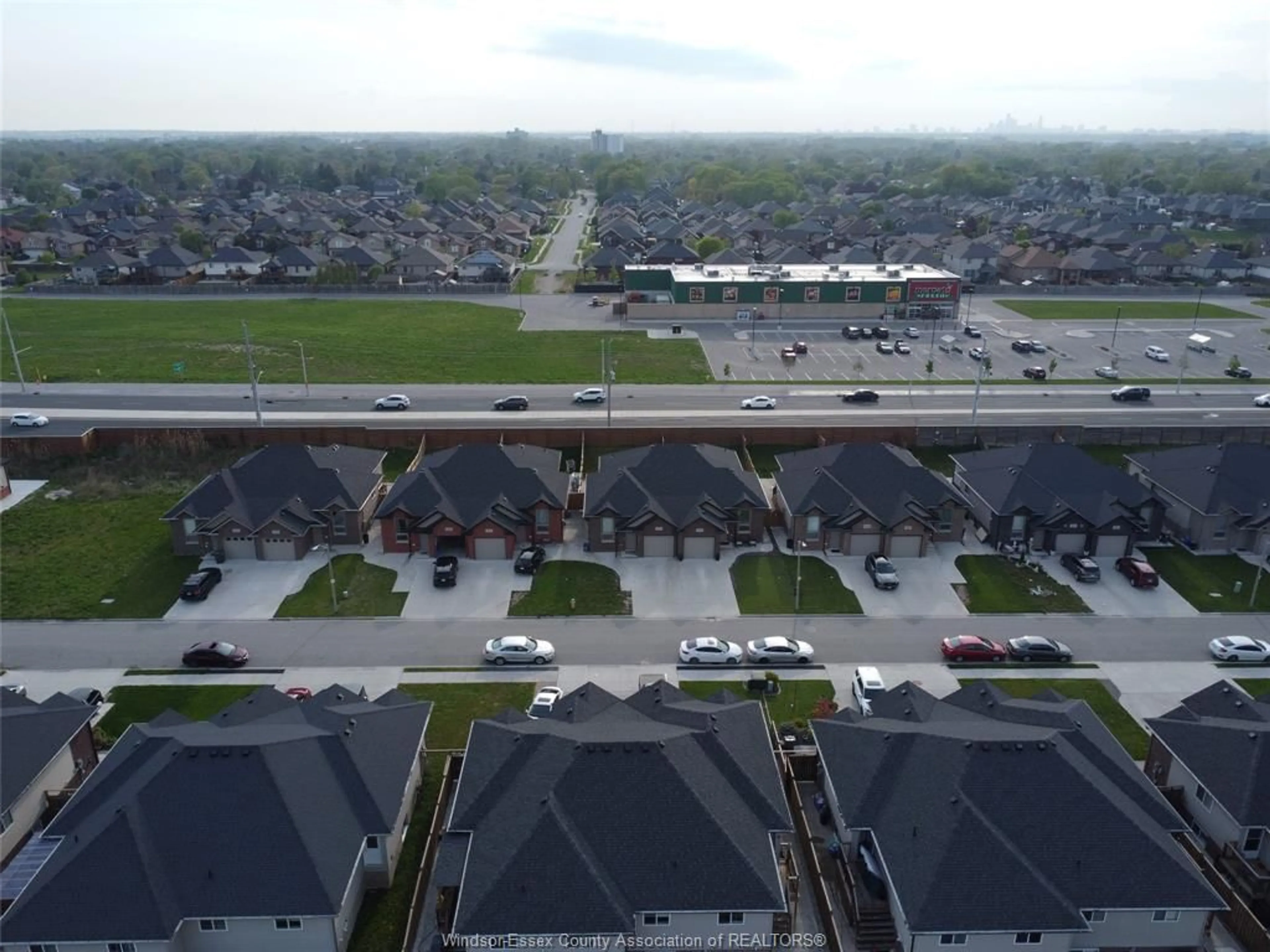 A pic from outside/outdoor area/front of a property/back of a property/a pic from drone, street for 3149 VIOLA Cres, Windsor Ontario N81 0A1