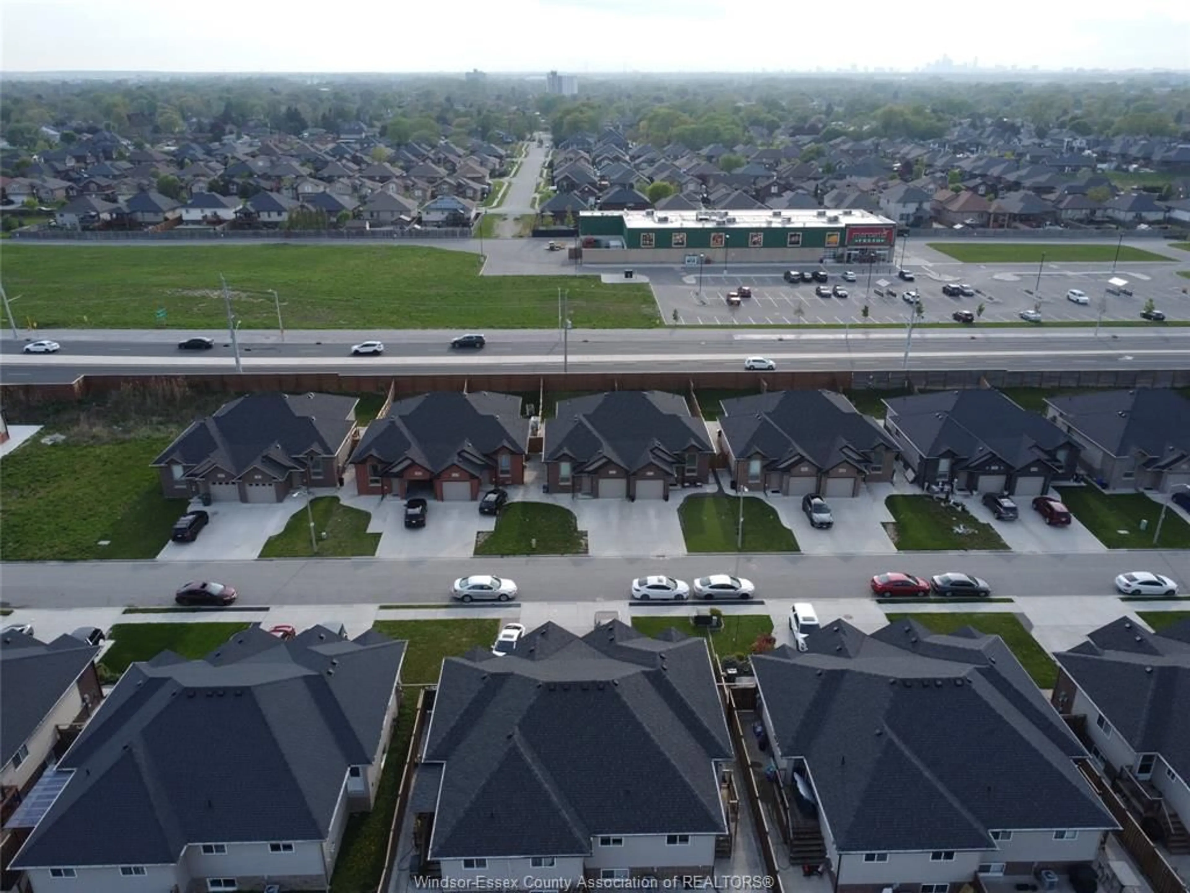 A pic from outside/outdoor area/front of a property/back of a property/a pic from drone, street for 3149 VIOLA Cres, Windsor Ontario N81 0A1