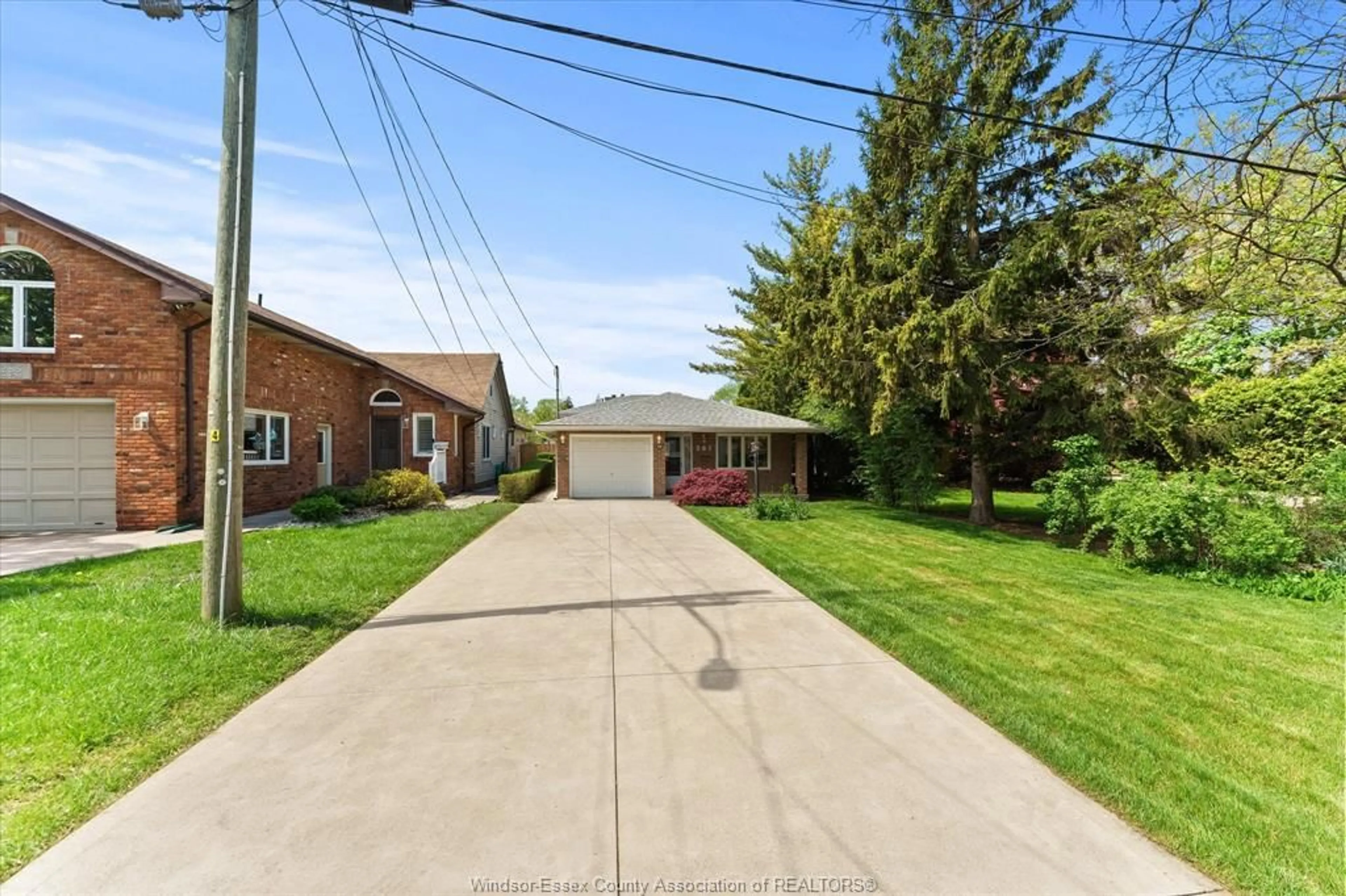 A pic from outside/outdoor area/front of a property/back of a property/a pic from drone, street for 281 ST. PAUL Ave, Windsor Ontario N8S 3K7