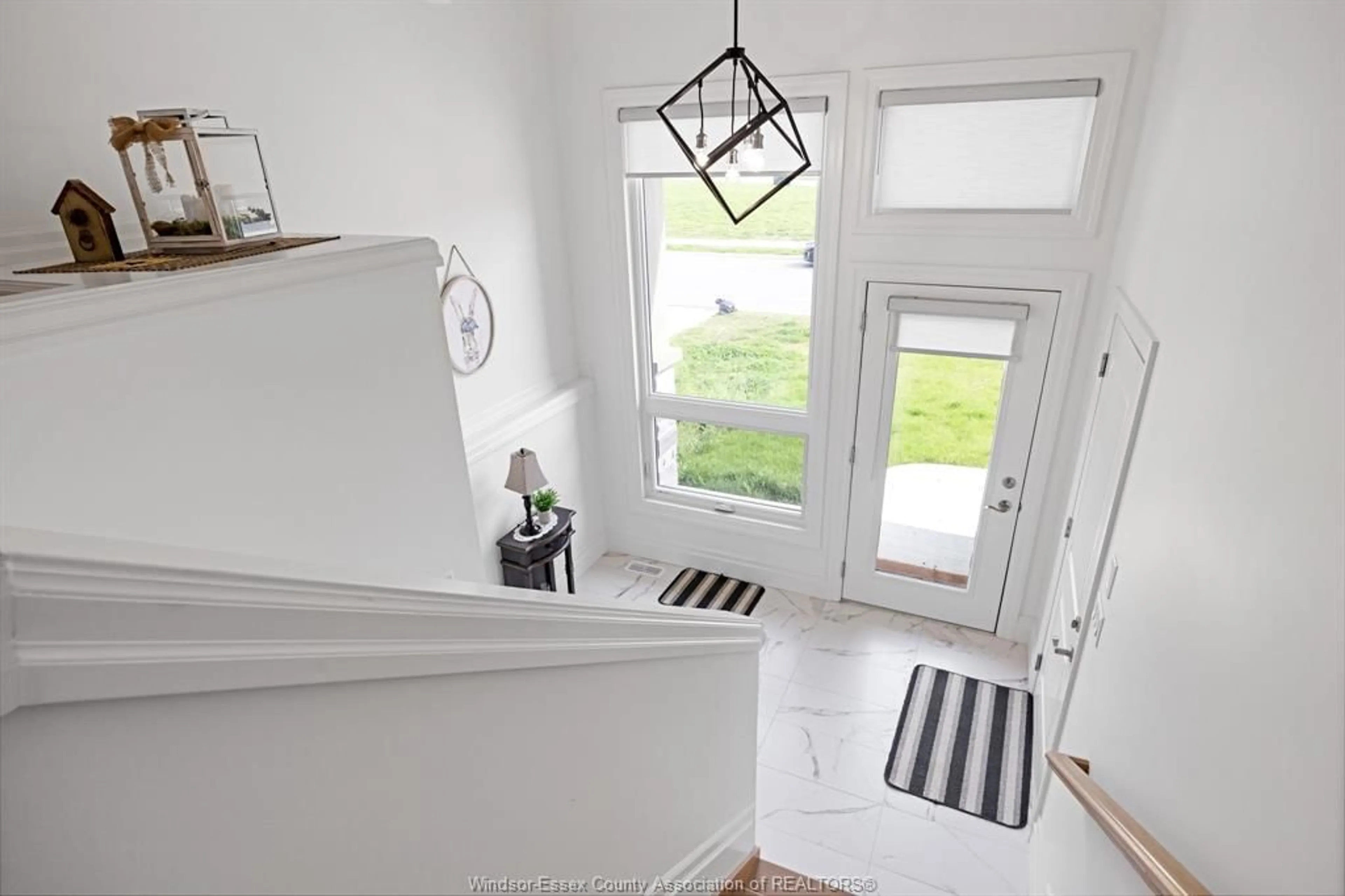 Indoor entryway for 124 LANE St, Essex Ontario N8M 0A9