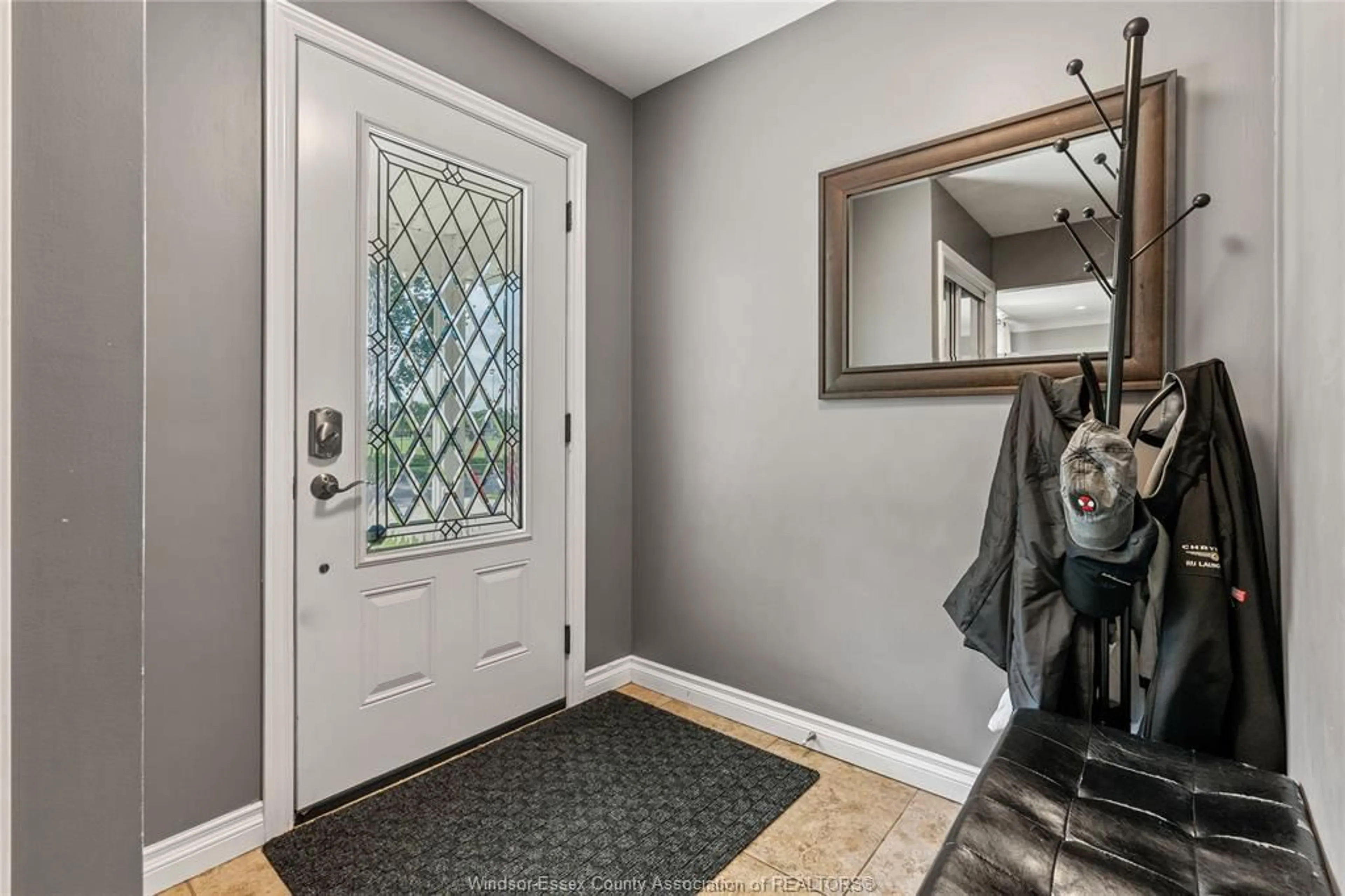 Indoor entryway for 3073 WILDWOOD Dr, Windsor Ontario N8R 1S7
