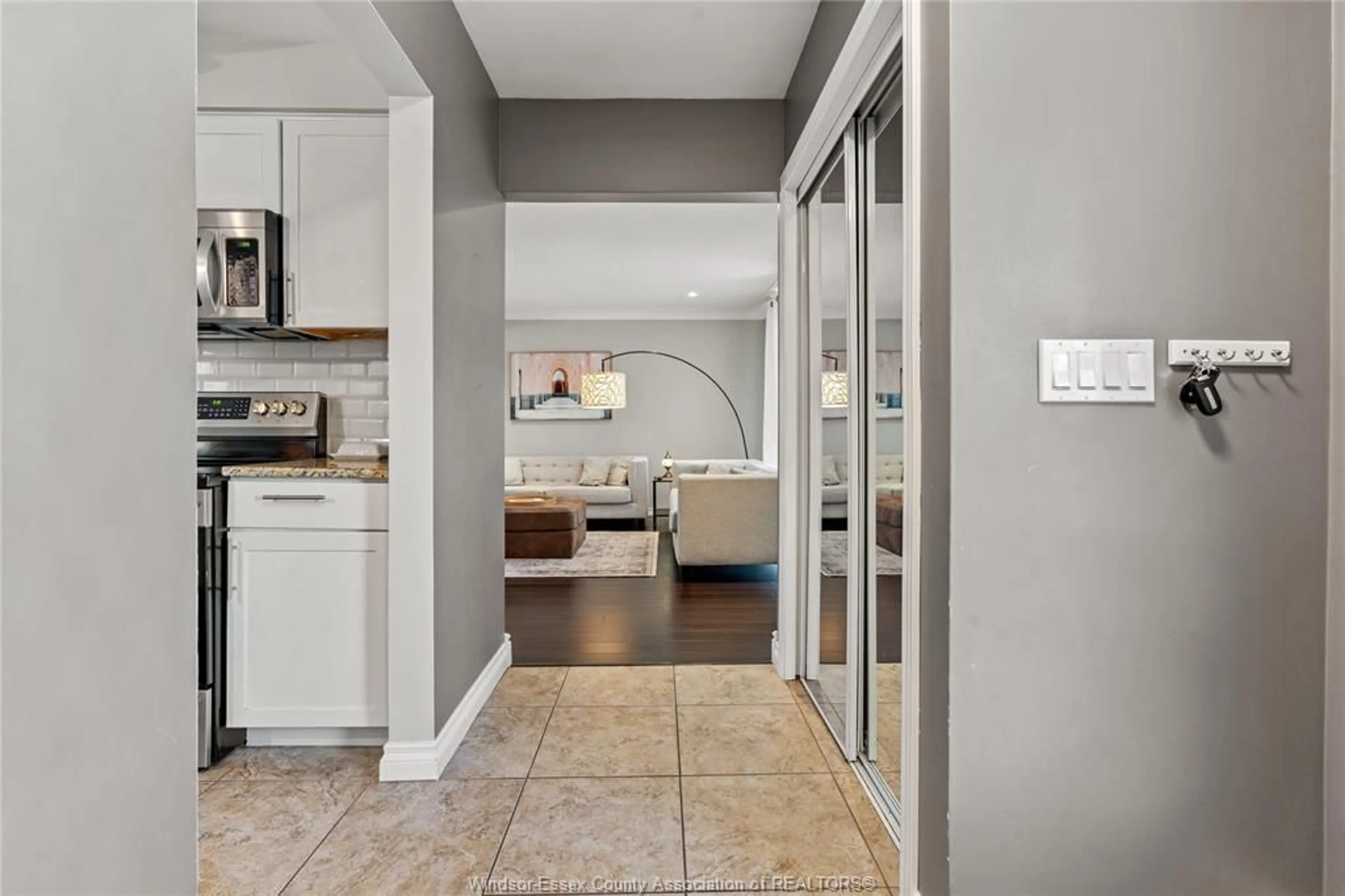 Indoor entryway for 3073 WILDWOOD Dr, Windsor Ontario N8R 1S7