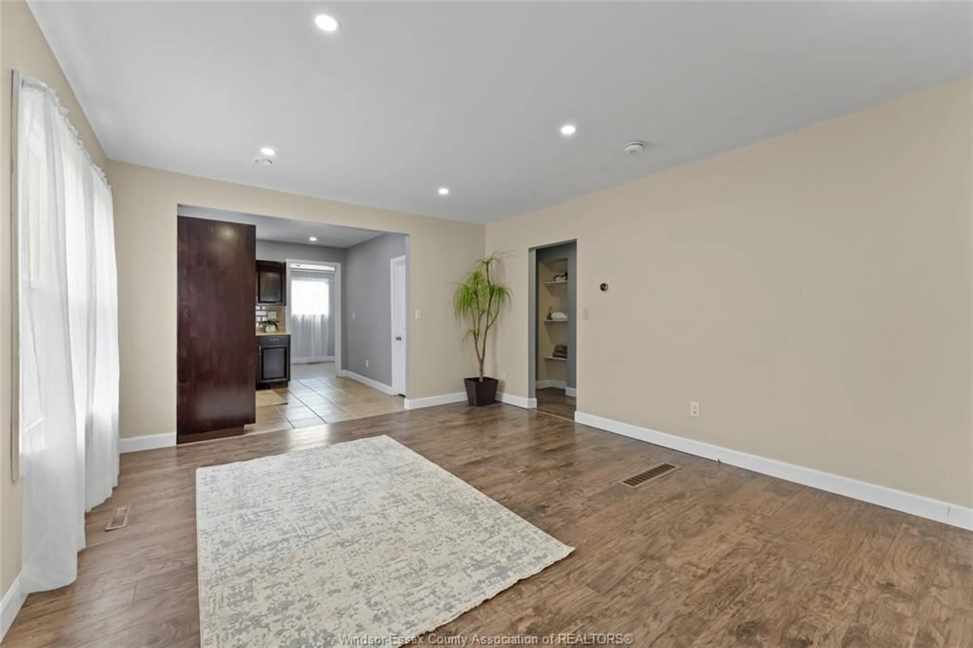 Indoor entryway for 1115 HIGHLAND Ave, Windsor Ontario N9A 1R6